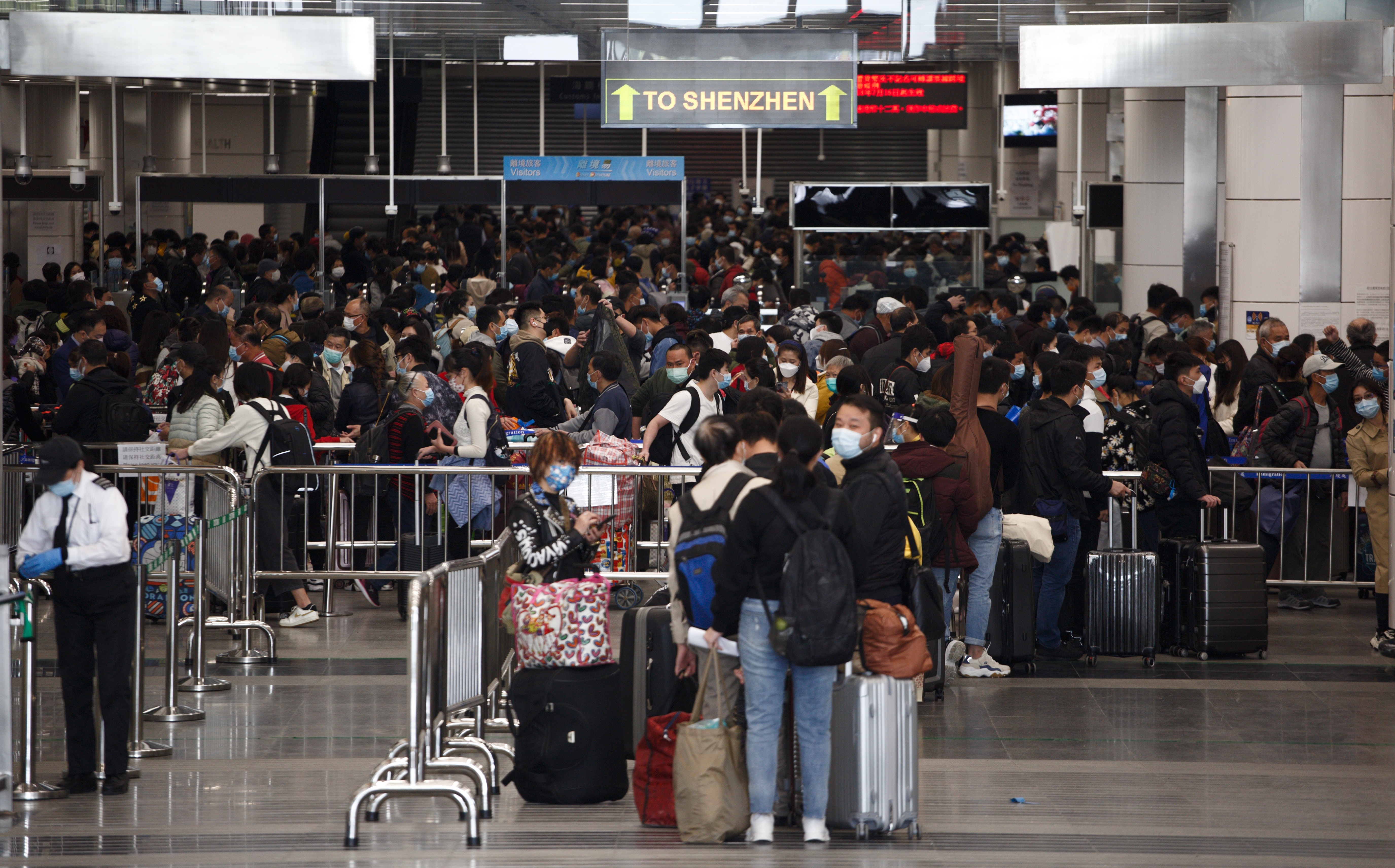 大批市民於深圳灣口岸排隊等候出境。（余俊亮攝）