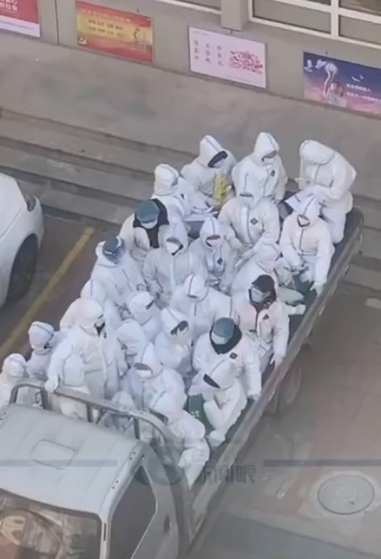 21名義工全部擠上一輛細貨車。(影片截圖) 21名義工全部擠上一輛細貨車。(影片截圖)