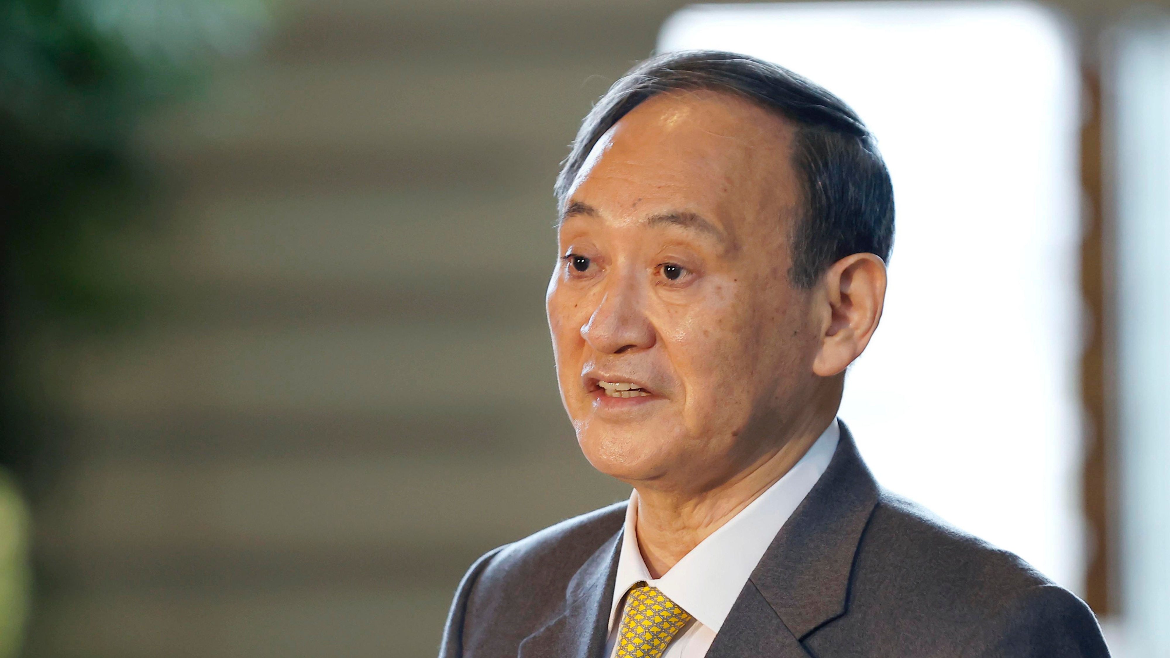 日本首相菅義偉稱該國對中國有意加入CPTPP將持慎重態度。圖為他2020年12月28日在位於東京的首相辦公室向記者發言。（AP）