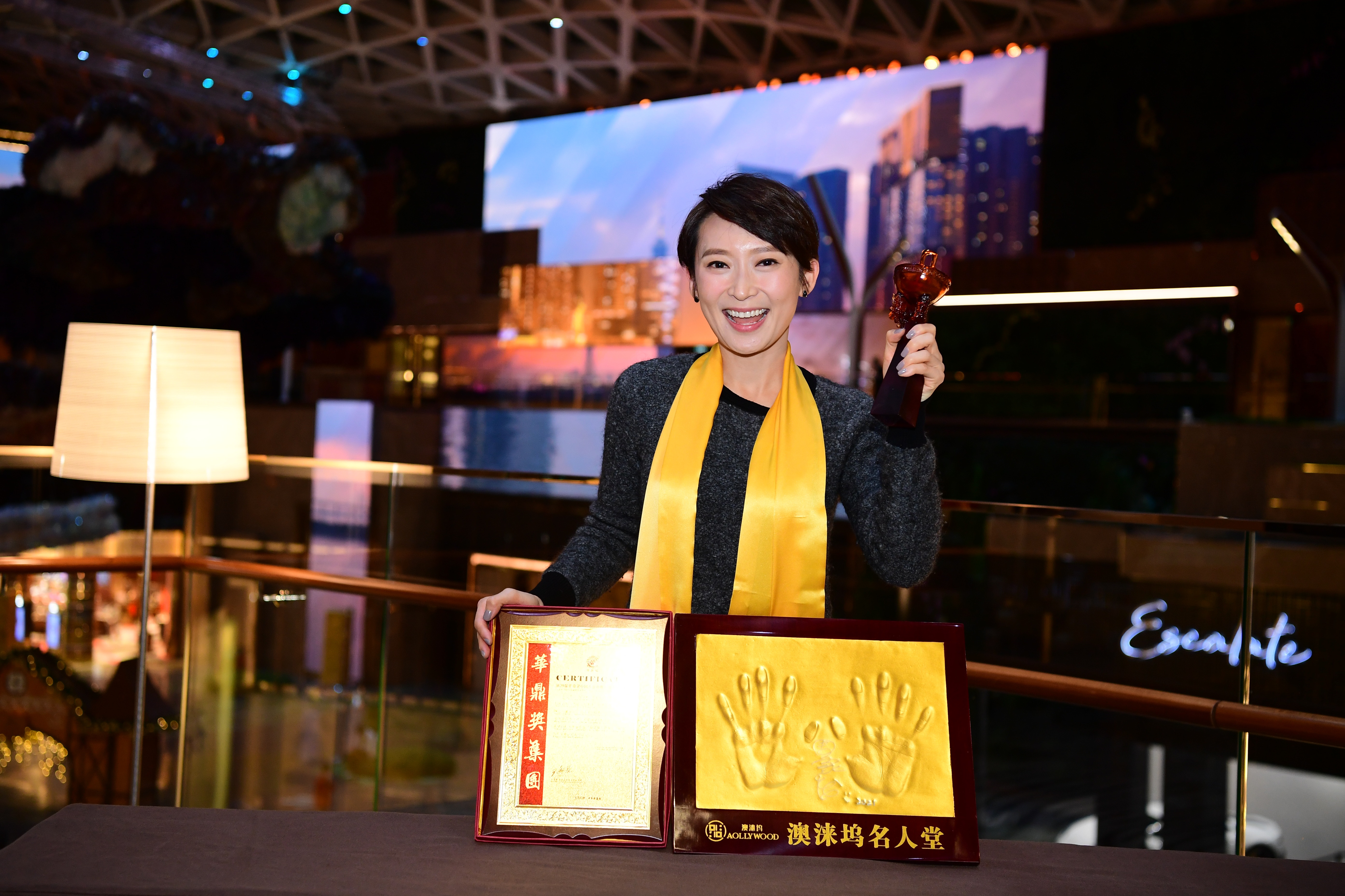 周家怡延長隔離無緣上台　與林保怡獲禮待終親手領華鼎獎