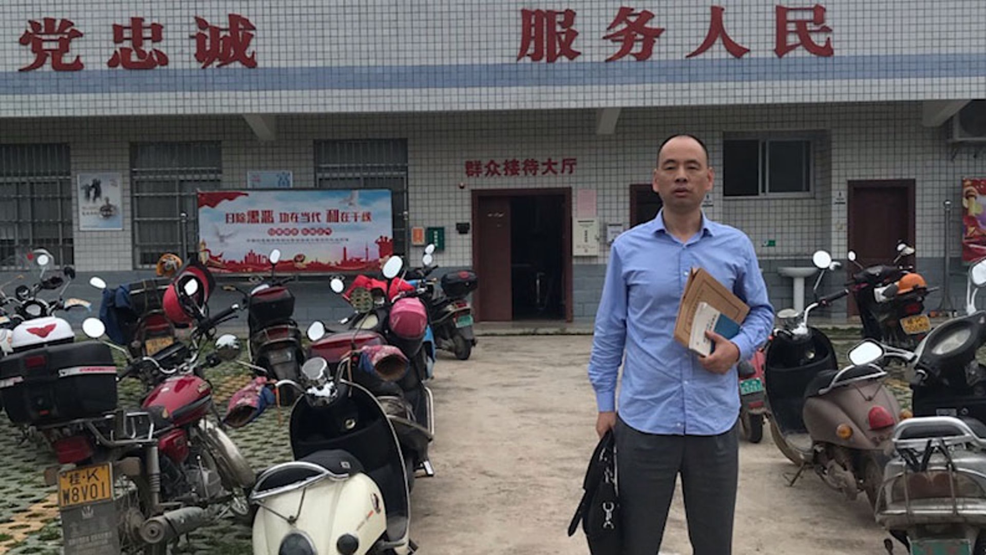 盧思位曾在去年12月於網上撰文評論12港人案，表示該案的程序嚴重違法。（網絡圖片）