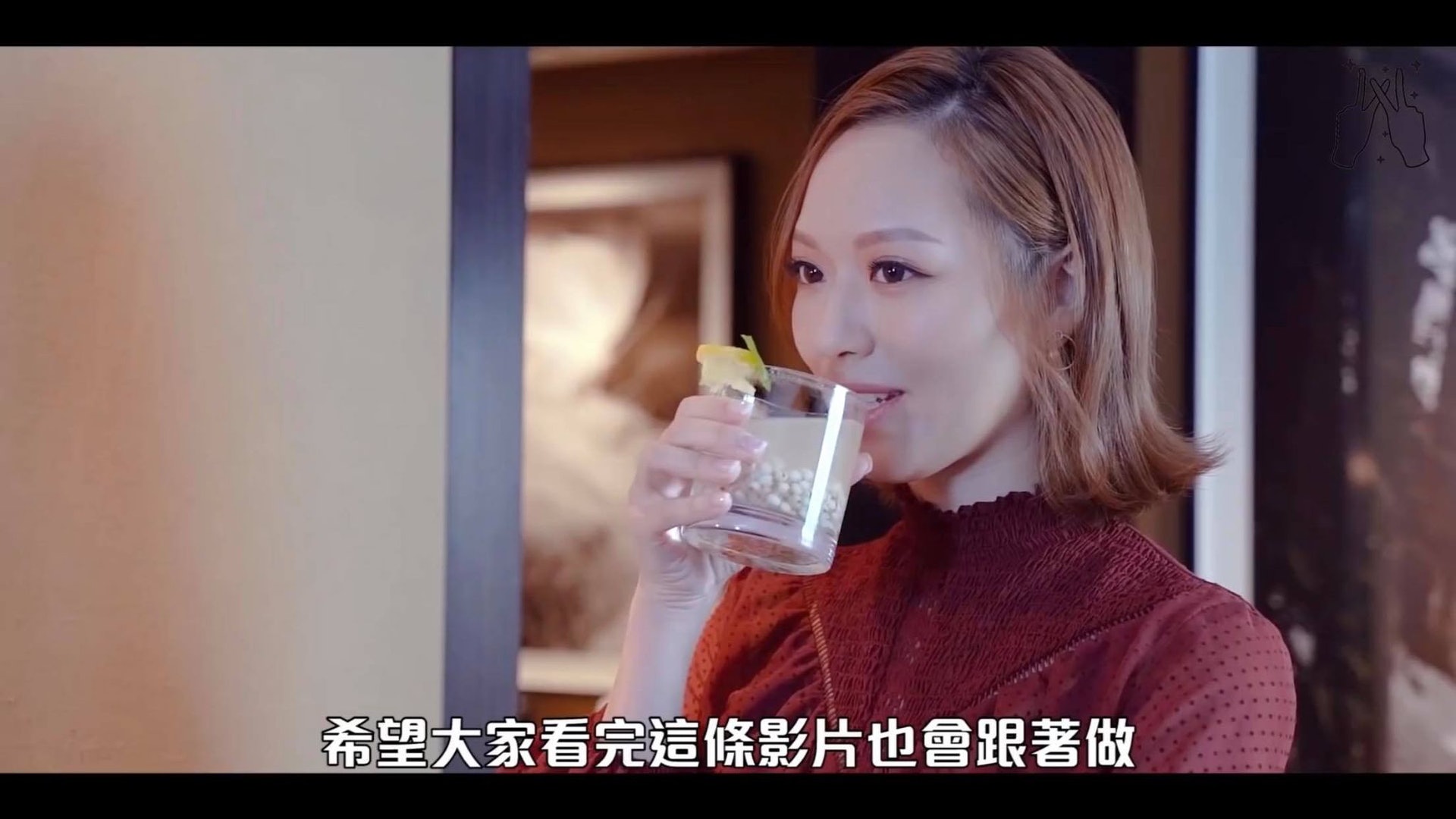 馮盈盈在YouTube分享了自己平日消水腫及瘦面的秘技,當中包括飲薏米水及綠茶溝咖啡。(馮盈盈YouTube影片截圖) 馮盈盈在YouTube分享了自己平日消水腫及瘦面的秘技,當中包括飲薏米水及綠茶溝咖啡。(馮盈盈YouTube影片截圖)