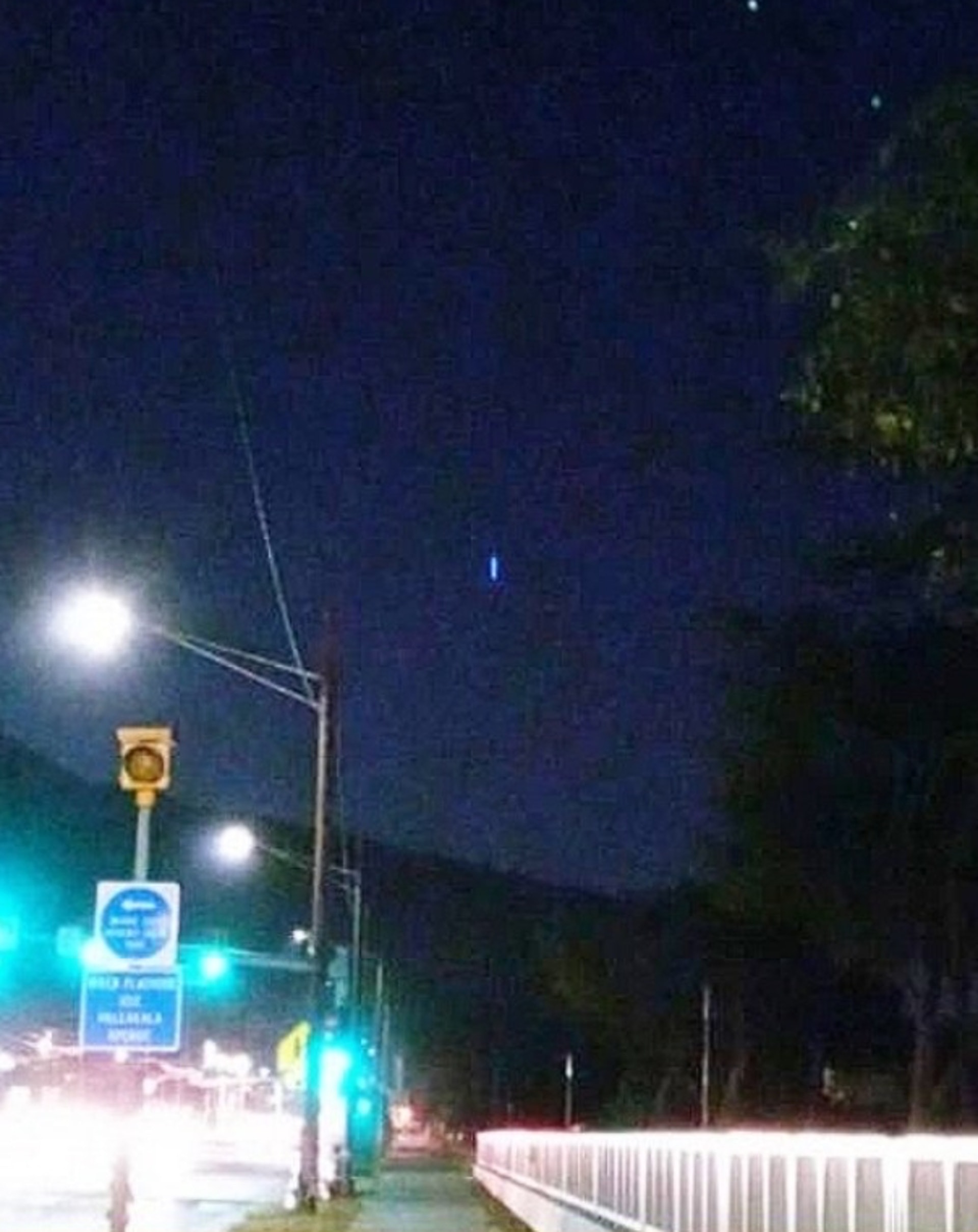 夏威夷近日出現「藍色UFO」,引起熱議。(影片截圖:Misitina Sape) 夏威夷近日出現「藍色UFO」,引起熱議。(影片截圖:Misitina Sape)