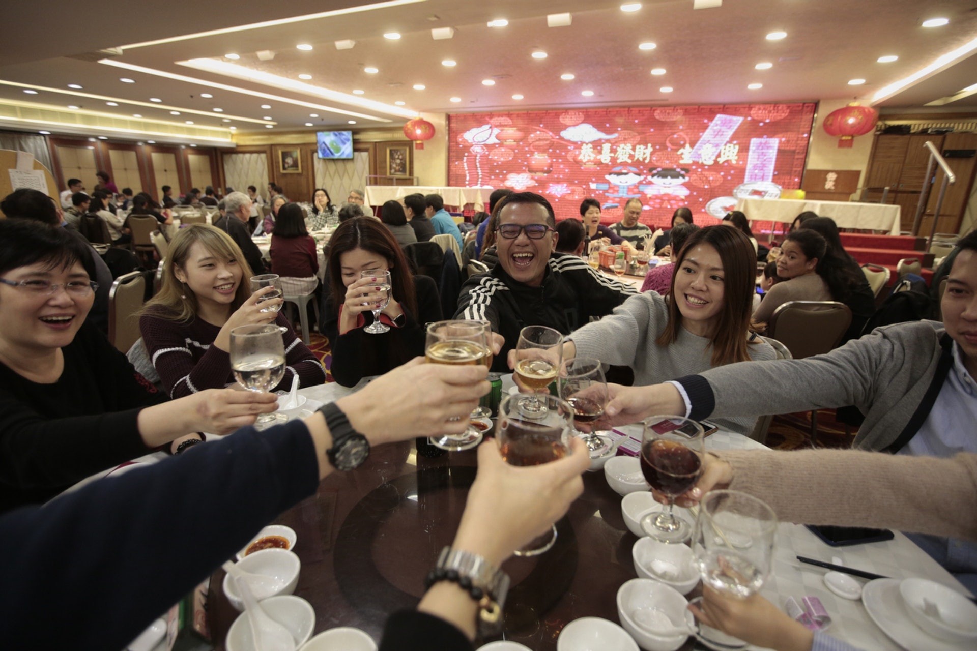 往年不少家庭會上酒店吃團年飯,惟今年受限聚令影響,料此景不再。(資料圖片) 往年不少家庭會上酒店吃團年飯,惟今年受限聚令影響,料此景不再。(資料圖片)
