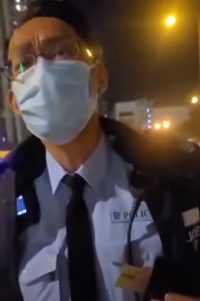 警員截查男子。（網上影片截圖）