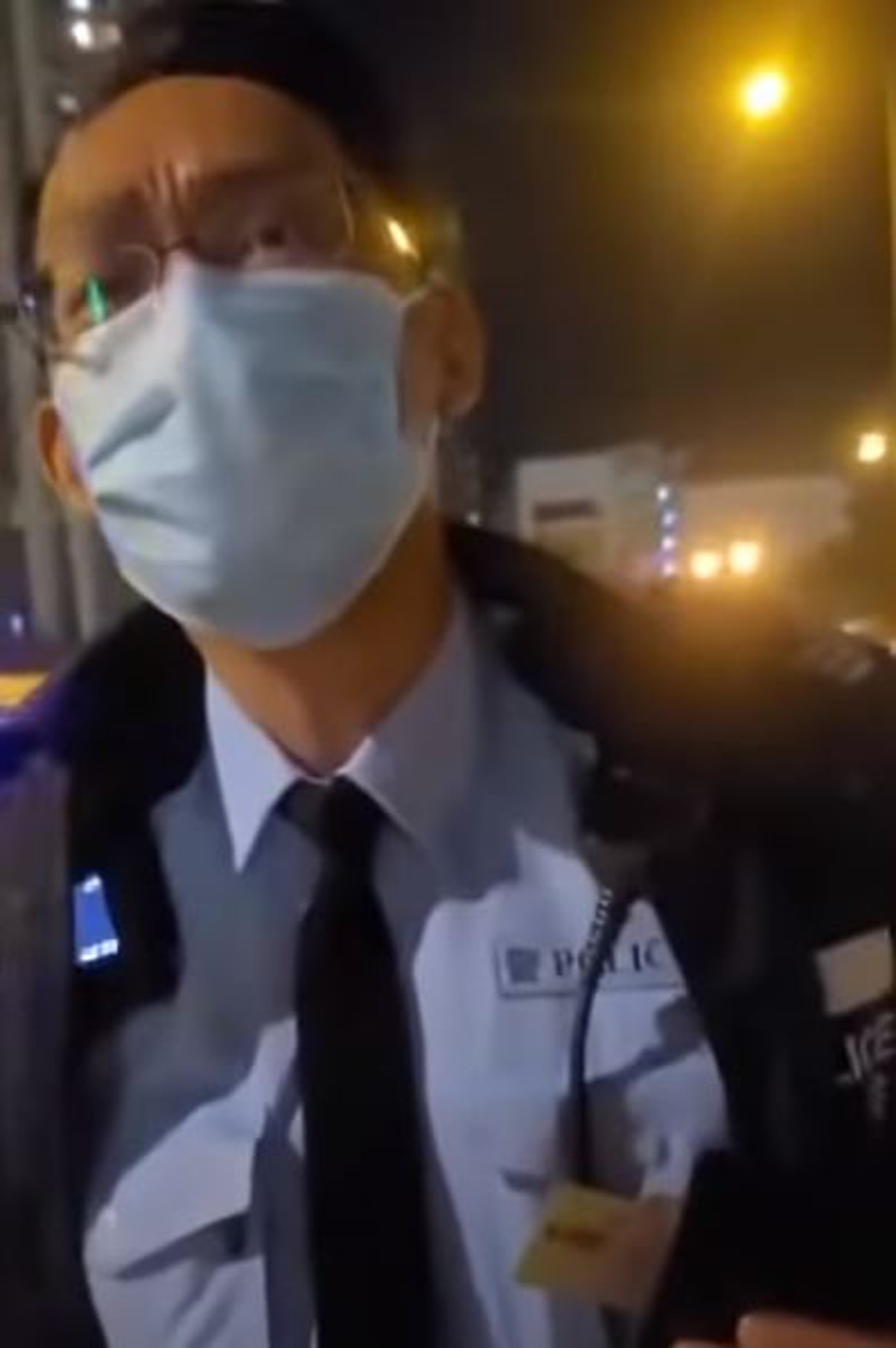 警員截查男子。(網上影片截圖) 警員截查男子。(網上影片截圖)