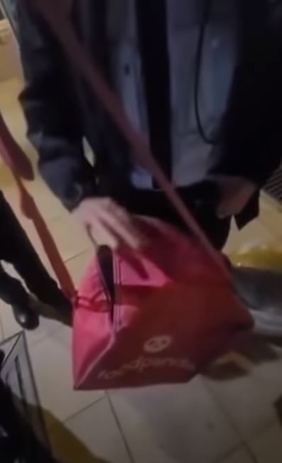 警員懷疑外賣袋不屬於男子所有。（網上影片截圖）