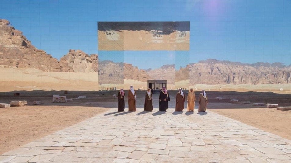 图为1月5日，海湾阿拉伯国家合作委员会成员国的领袖在沙特阿拉伯欧拉出席峰会时合照。（Reuters）