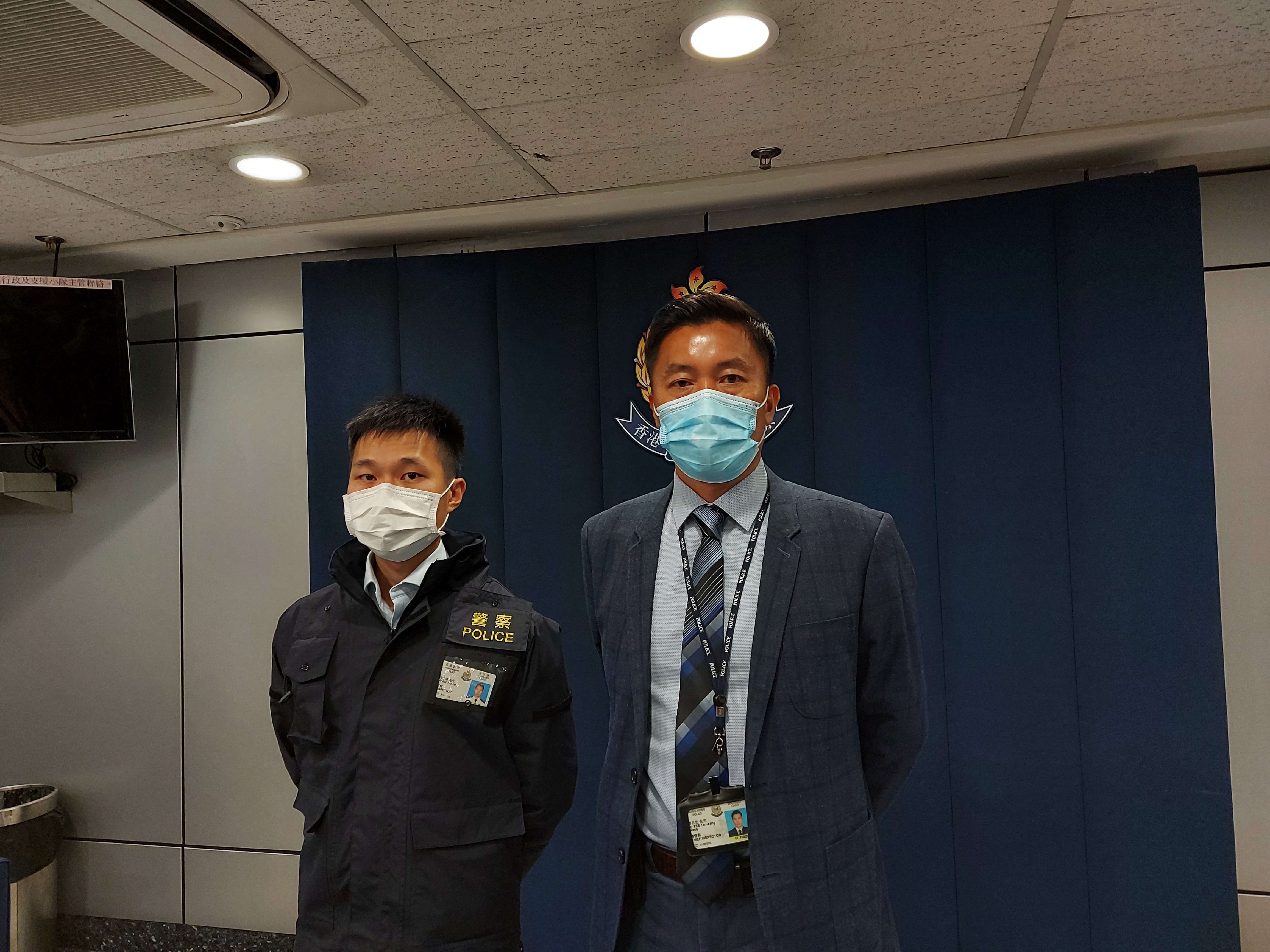 大嶼山警區助理指揮官(刑事) 謝旦生（圖右）表示，警方在紅磡拘捕一名29歲姓林女子及一名23歲姓陳男子，涉嫌干犯誤導警務人員及違《預防及控制疾病（佩戴口罩）規例》。（王譯揚攝）