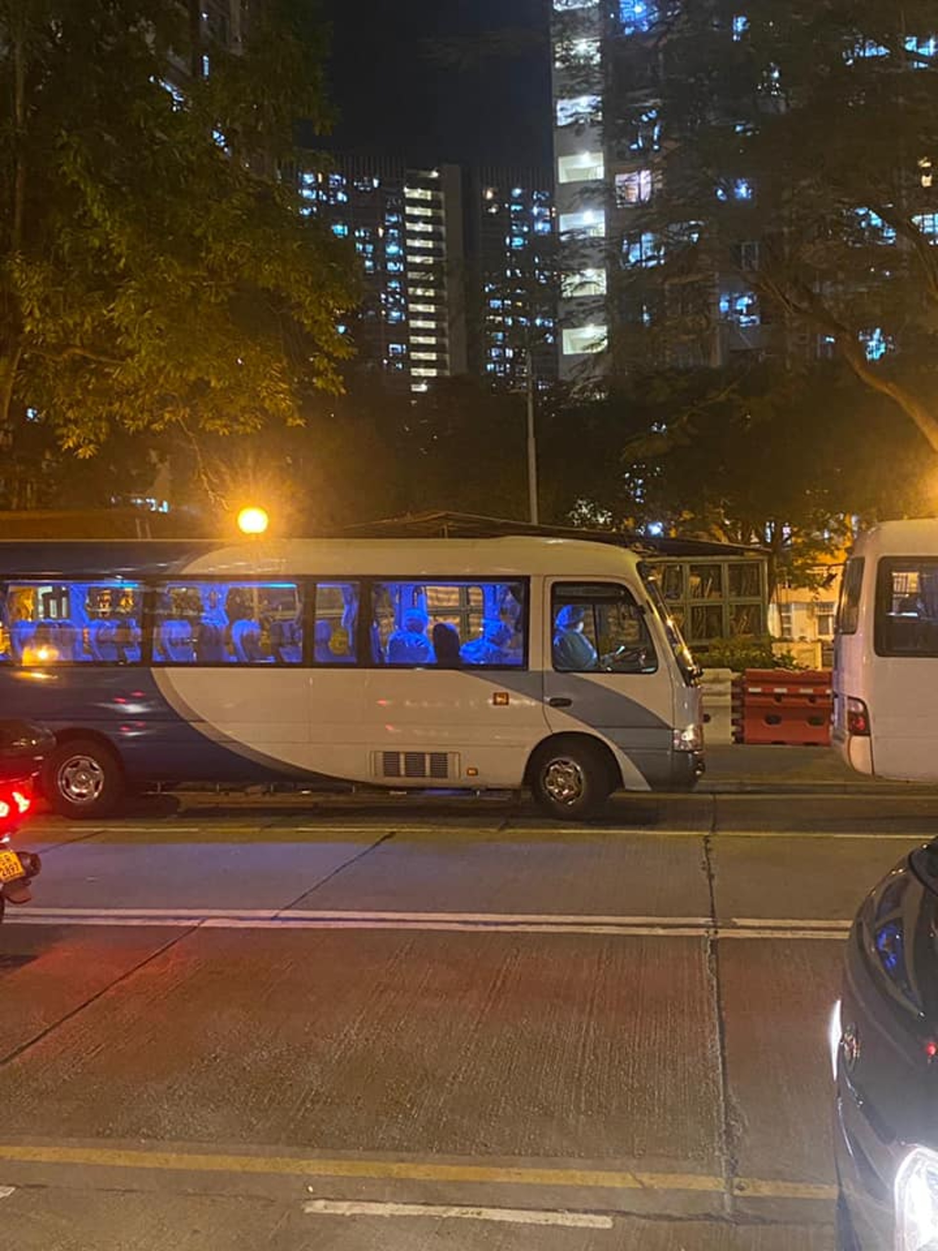 晚上約9時許,衞生署衞生防護中心人員把香港心理衞生會艾齡樓共36名院友撤離送往檢疫。(「莊鼎威 Don Chong」Facebook圖片) 晚上約9時許,衞生署衞生防護中心人員把香港心理衞生會艾齡樓共36名院友撤離送往檢疫。(「莊鼎威 Don Chong」Facebook圖片)