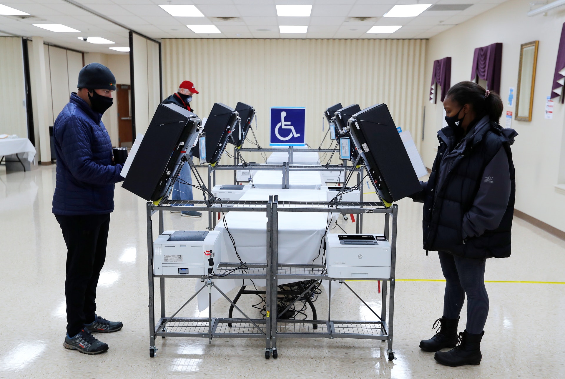 圖為1月5日,佐治亞州參議院選舉投票正在進行,選民在票站內投票。(Reuters) 圖為1月5日,佐治亞州參議院選舉投票正在進行,選民在票站內投票。(Reuters)