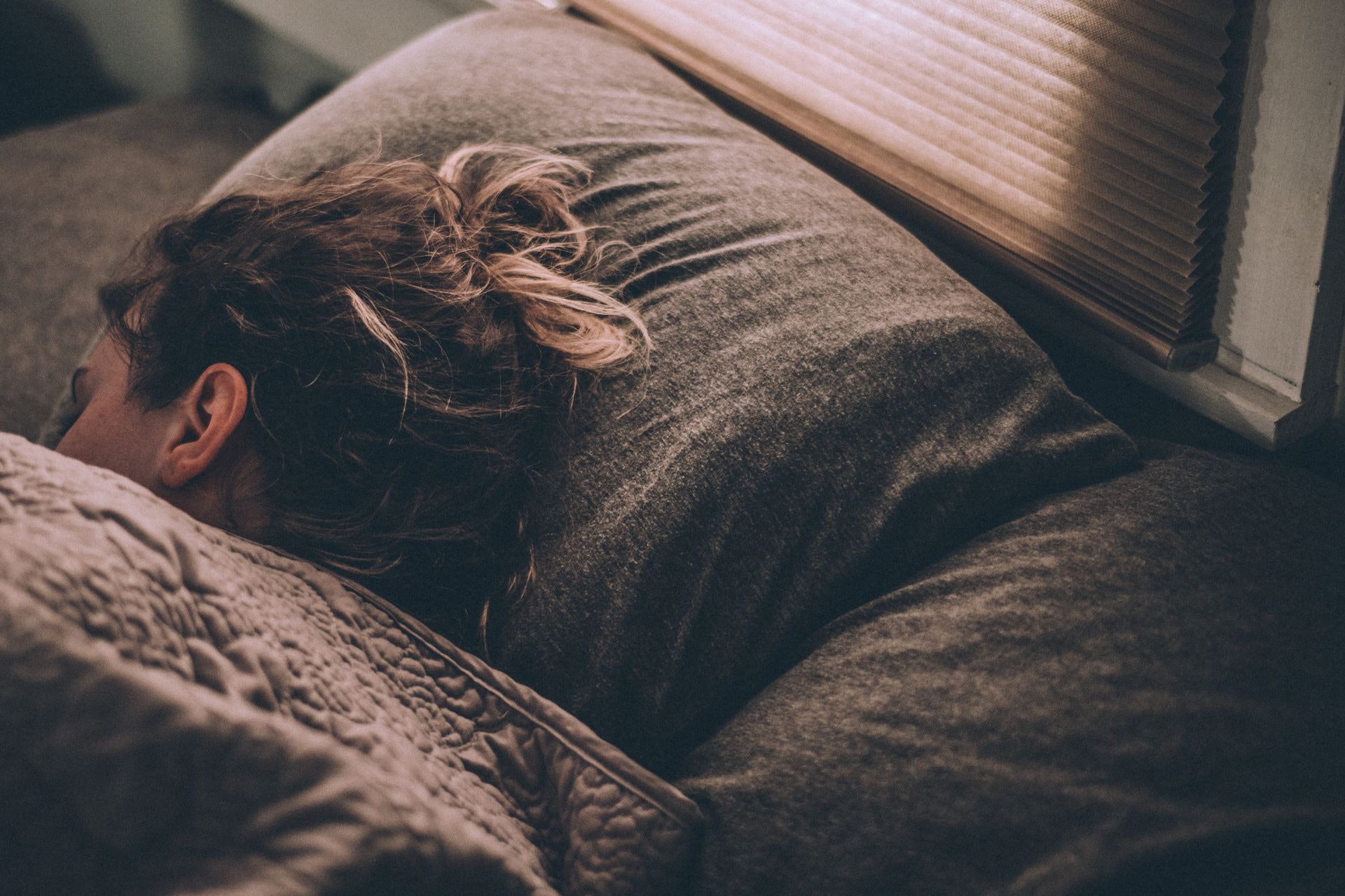天氣凍難入睡?有什麼方法可以改善?(saseko/unsplash) 天氣凍難入睡?有什麼方法可以改善?(saseko/unsplash)
