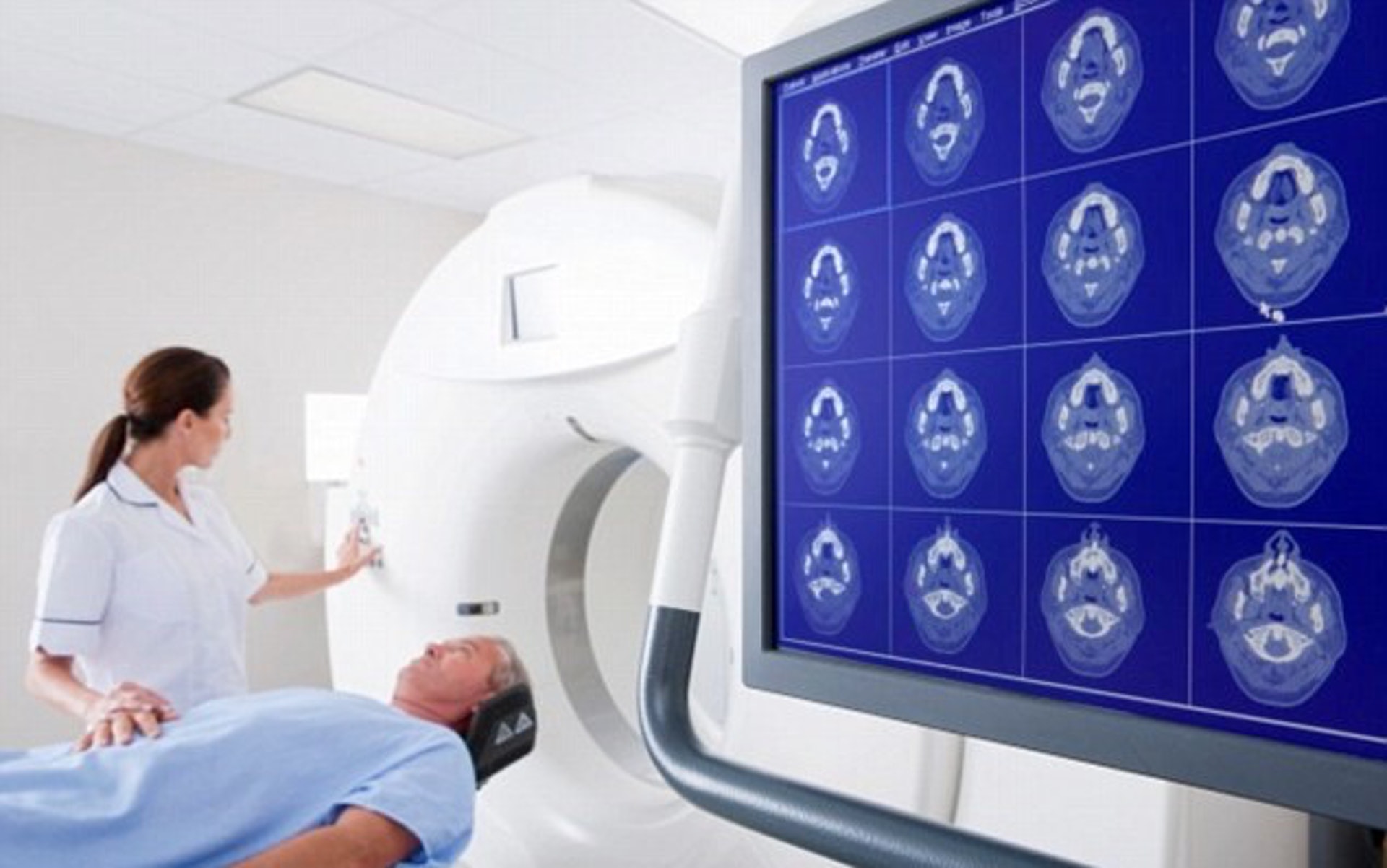 以類澱粉蛋白正電子掃描(PET)檢查腦部萎縮情況。（圖片：agefotostock）