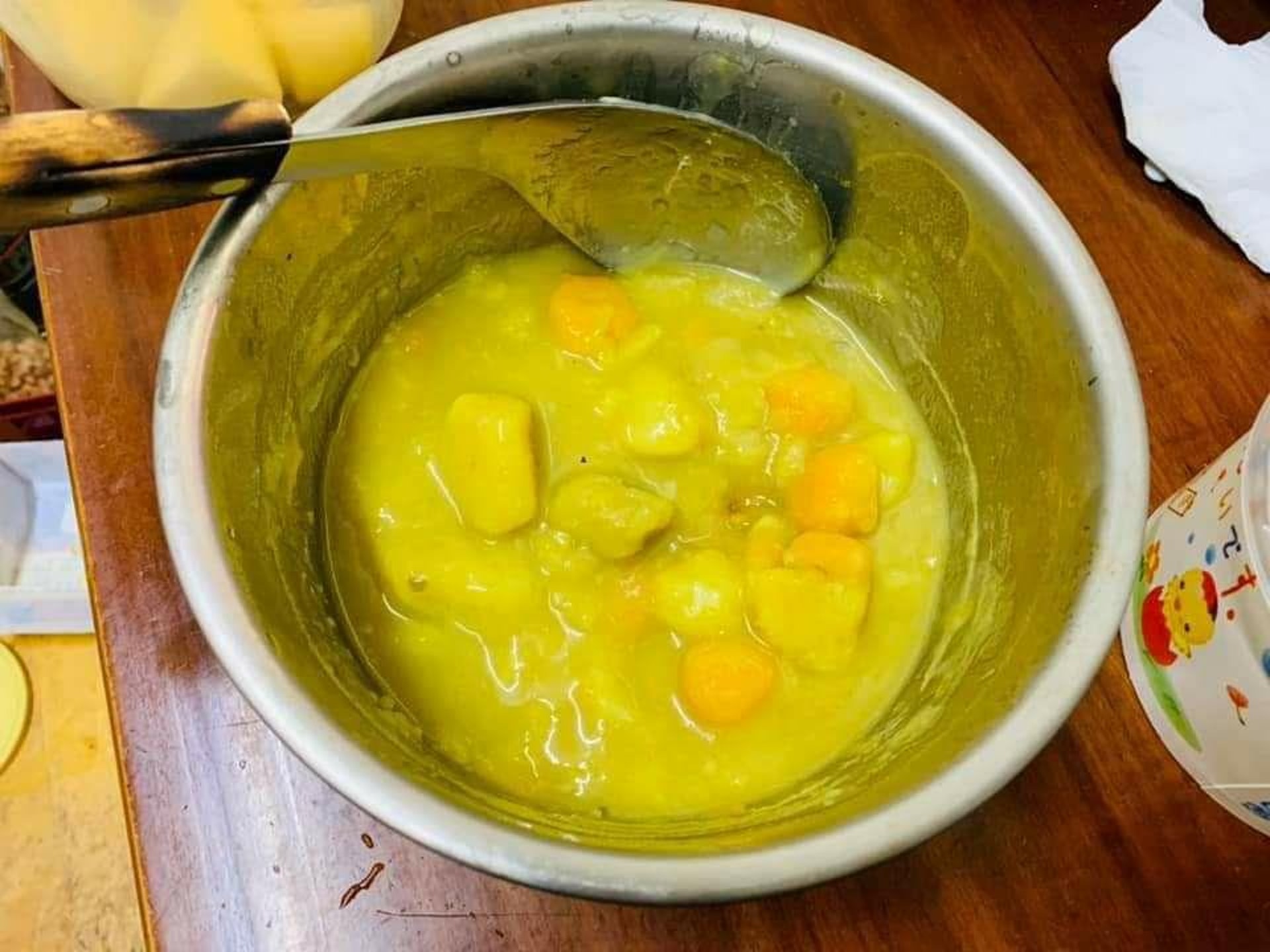 樓主嚐一口才發現中伏,原來「咖喱」汁是番薯芋圓糖水。(fb群組「爆廢公社公開版」圖片) 樓主嚐一口才發現中伏,原來「咖喱」汁是番薯芋圓糖水。(fb群組「爆廢公社公開版」圖片)