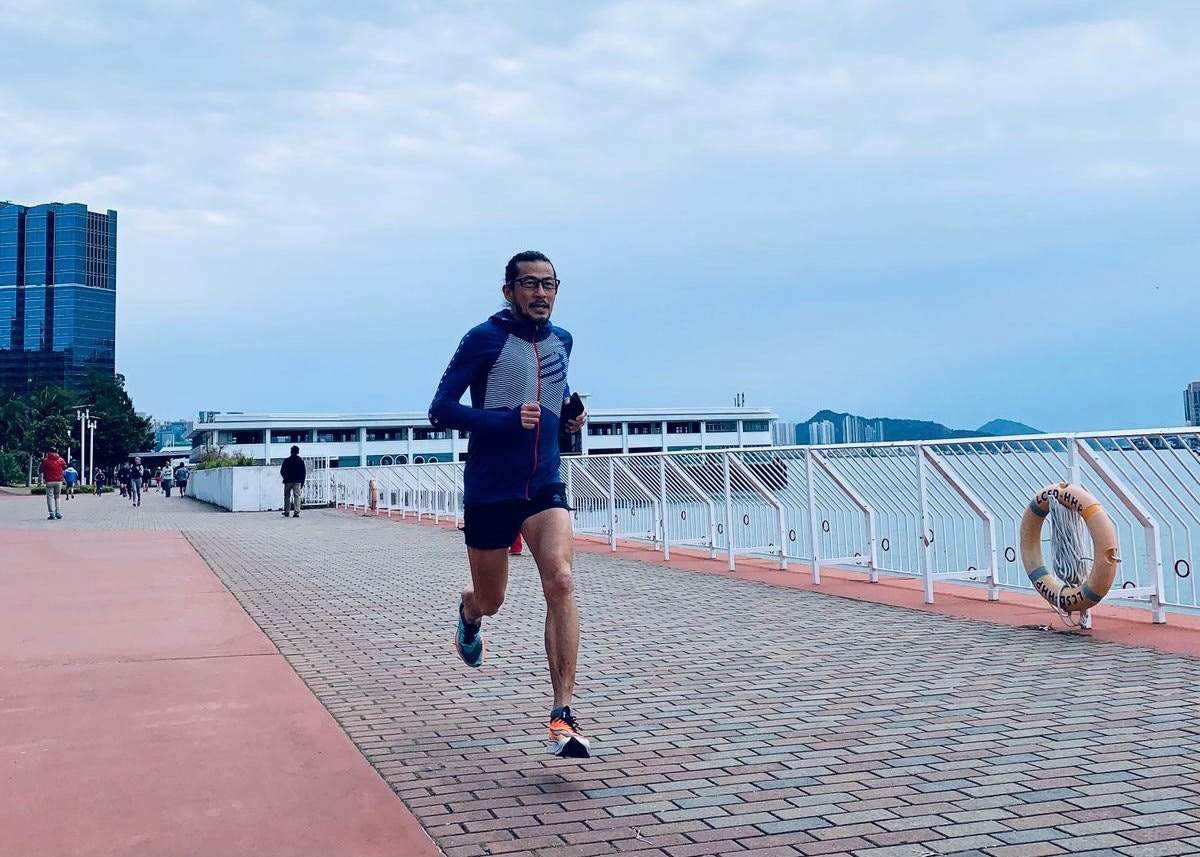 除了喝姜茶保暖，寒冷天气穿长袖衣服，也有保暖效果。（区嘉俊提供）