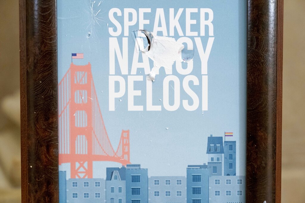 圖為1月7日美國國會眾議院議長佩洛西辦公室門前一個標誌遭闖入國會大樓的示威者破壞。(AP) 圖為1月7日美國國會眾議院議長佩洛西辦公室門前一個標誌遭闖入國會大樓的示威者破壞。(AP)