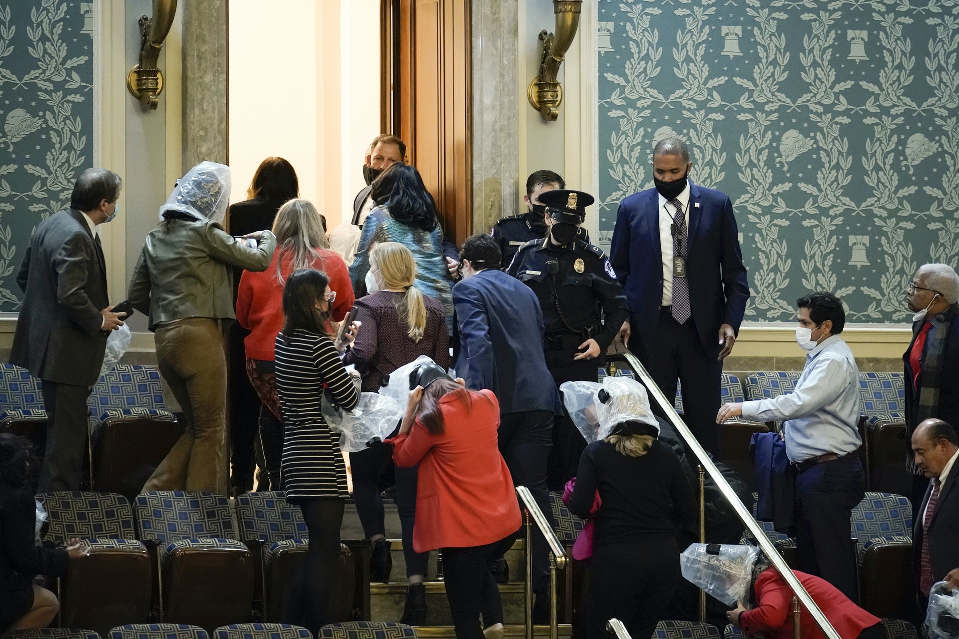 圖為2021年1月6日,美國有示威者闖進國會,議員撤離眾議院議事廳。(美聯社) 圖為2021年1月6日,美國有示威者闖進國會,議員撤離眾議院議事廳。(美聯社)