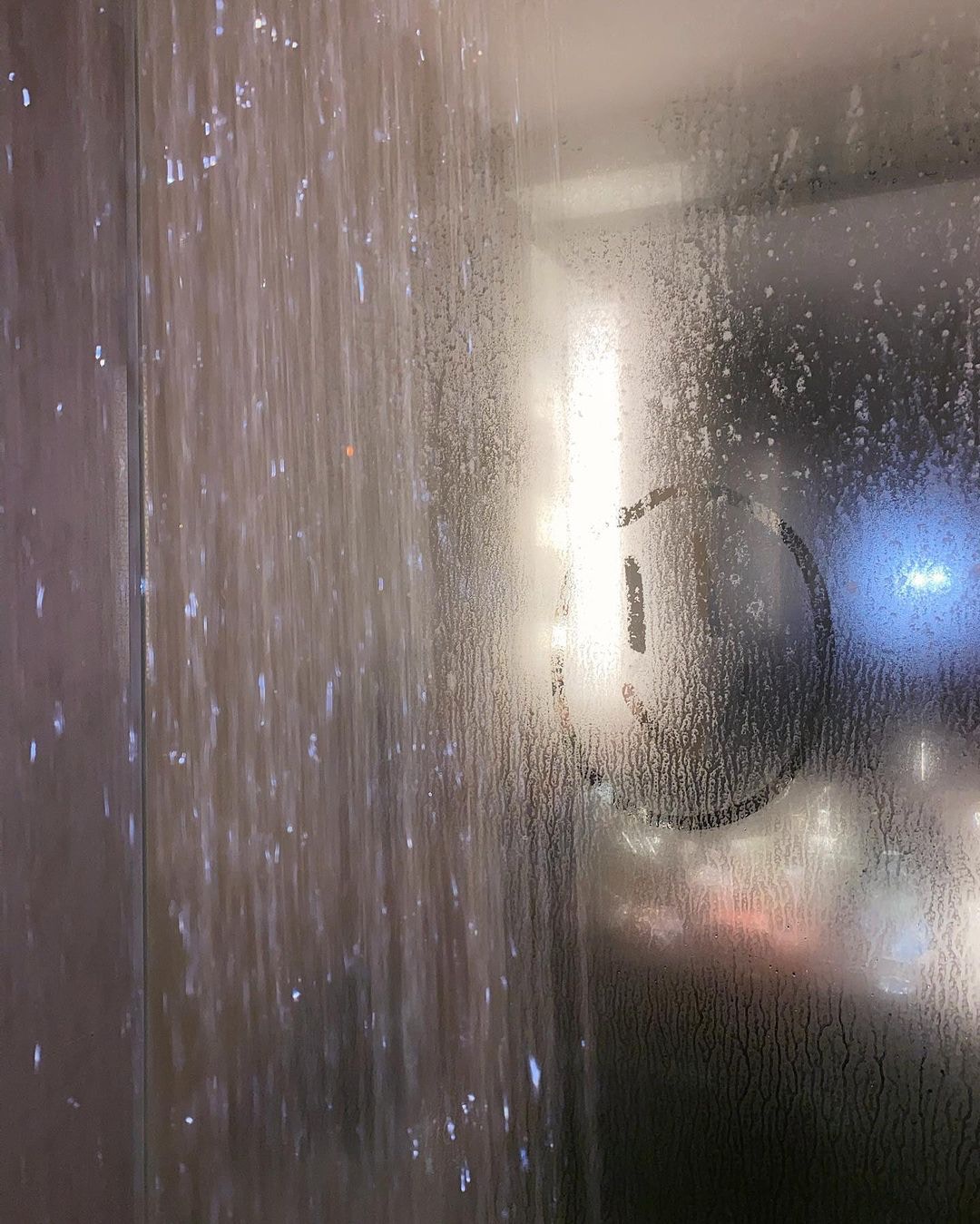 寒冷天气的热水凉特别快慰，不过要注意温度，以免“冲过龙”洗走身上油脂。（Instagram）