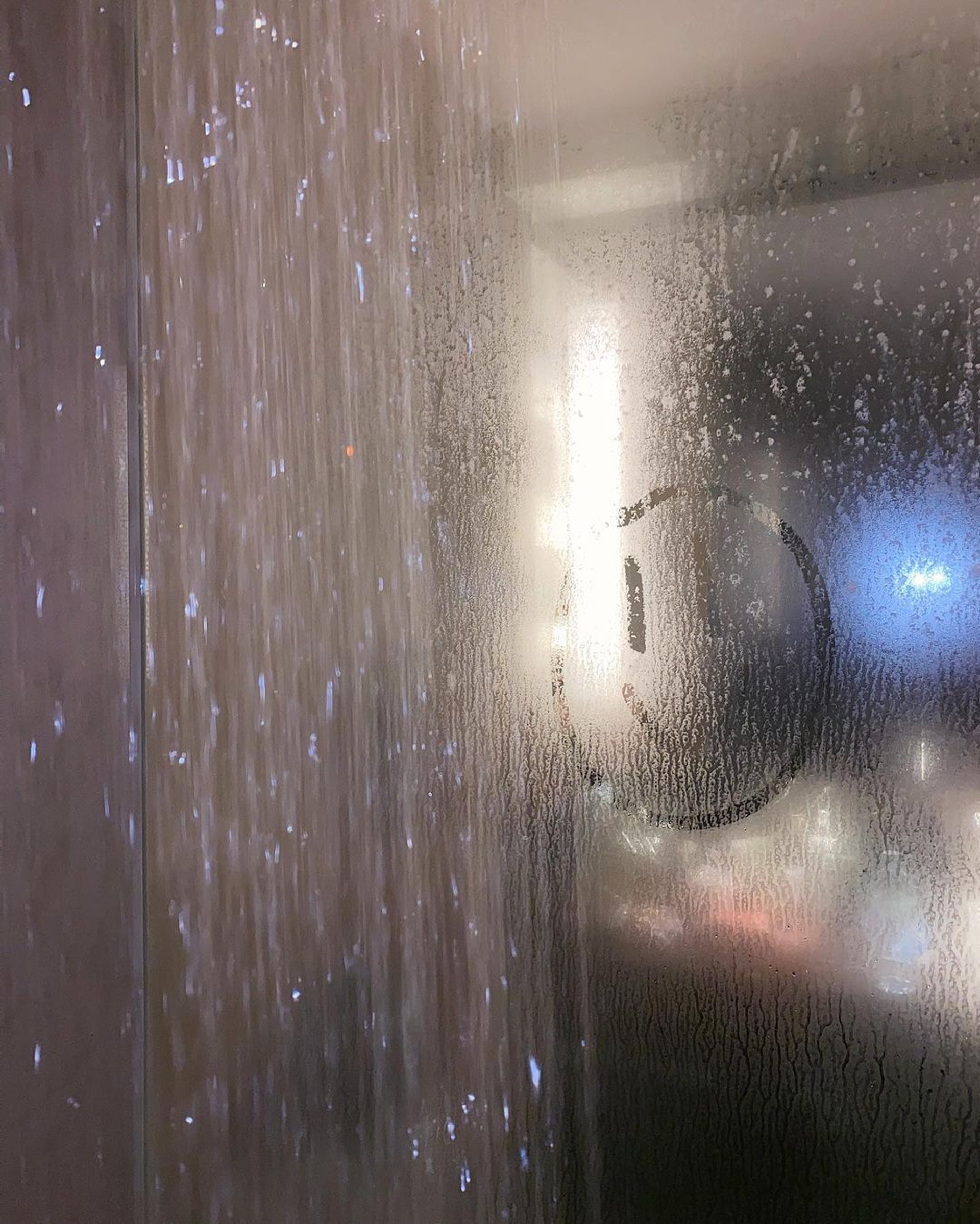 寒冷天氣的熱水涼特別快慰,不過要注意溫度,以免「沖過龍」洗走身上油脂。(Instagram) 寒冷天氣的熱水涼特別快慰,不過要注意溫度,以免「沖過龍」洗走身上油脂。(Instagram)