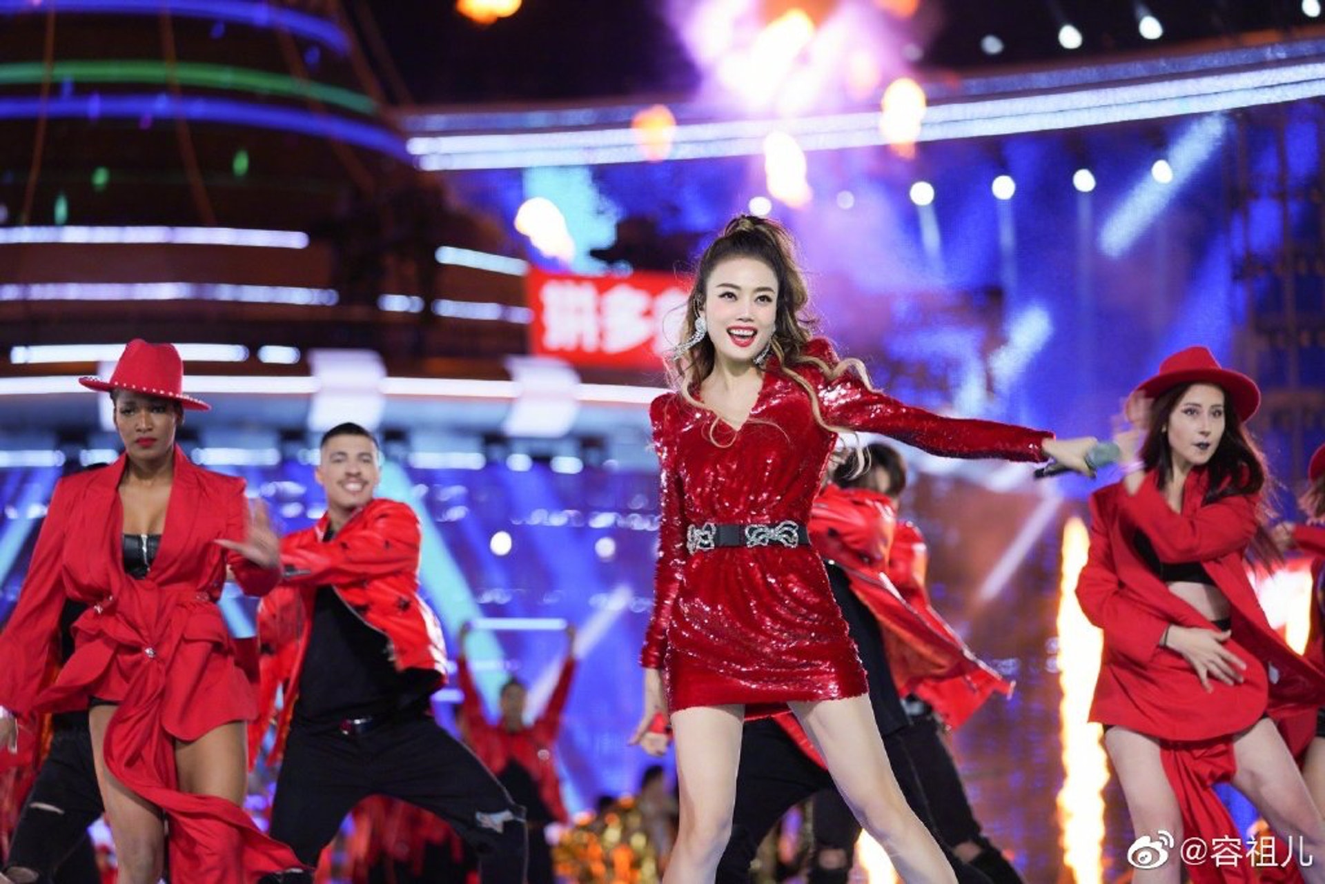 容祖儿的劲歌热舞超水准演出令全场High爆,尽显天后本色。(容祖儿微博图片) 容祖儿的劲歌热舞超水准演出令全场High爆,尽显天后本色。(容祖儿微博图片)