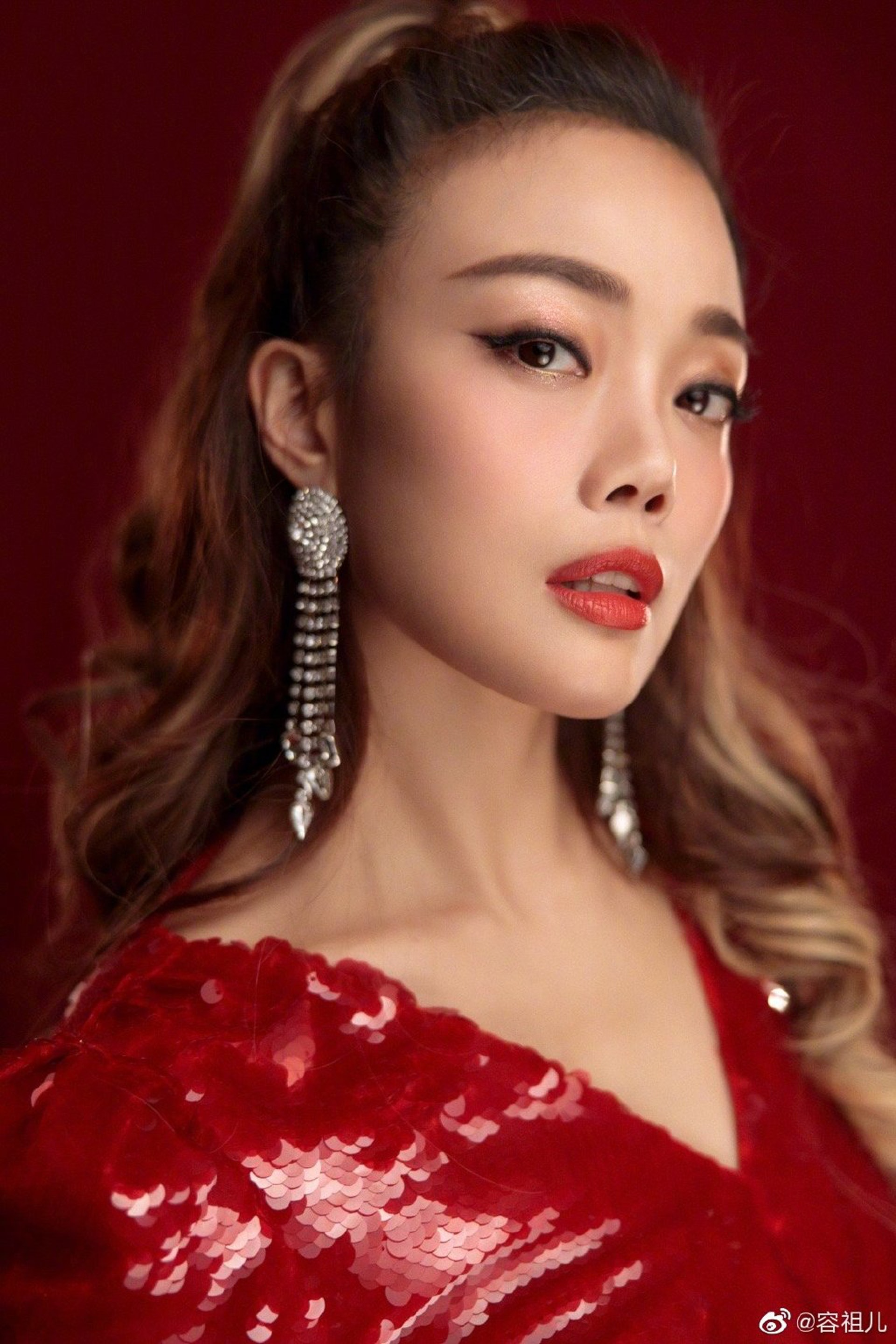 容祖儿的劲歌热舞超水准演出令全场High爆,尽显天后本色。(容祖儿微博图片)