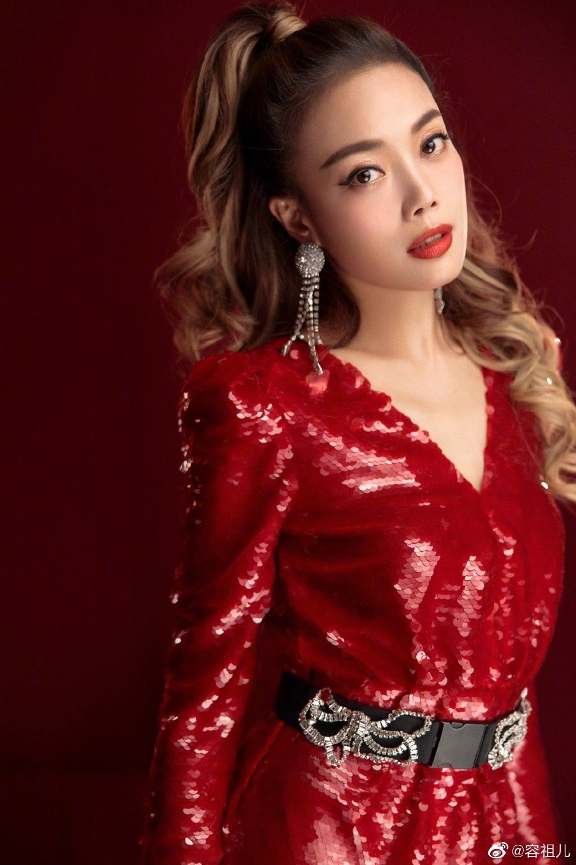 内地真人骚《乘风破浪的姐姐》叫好叫座,节目组乘胜追击开拍第二季。(容祖儿微博图片)