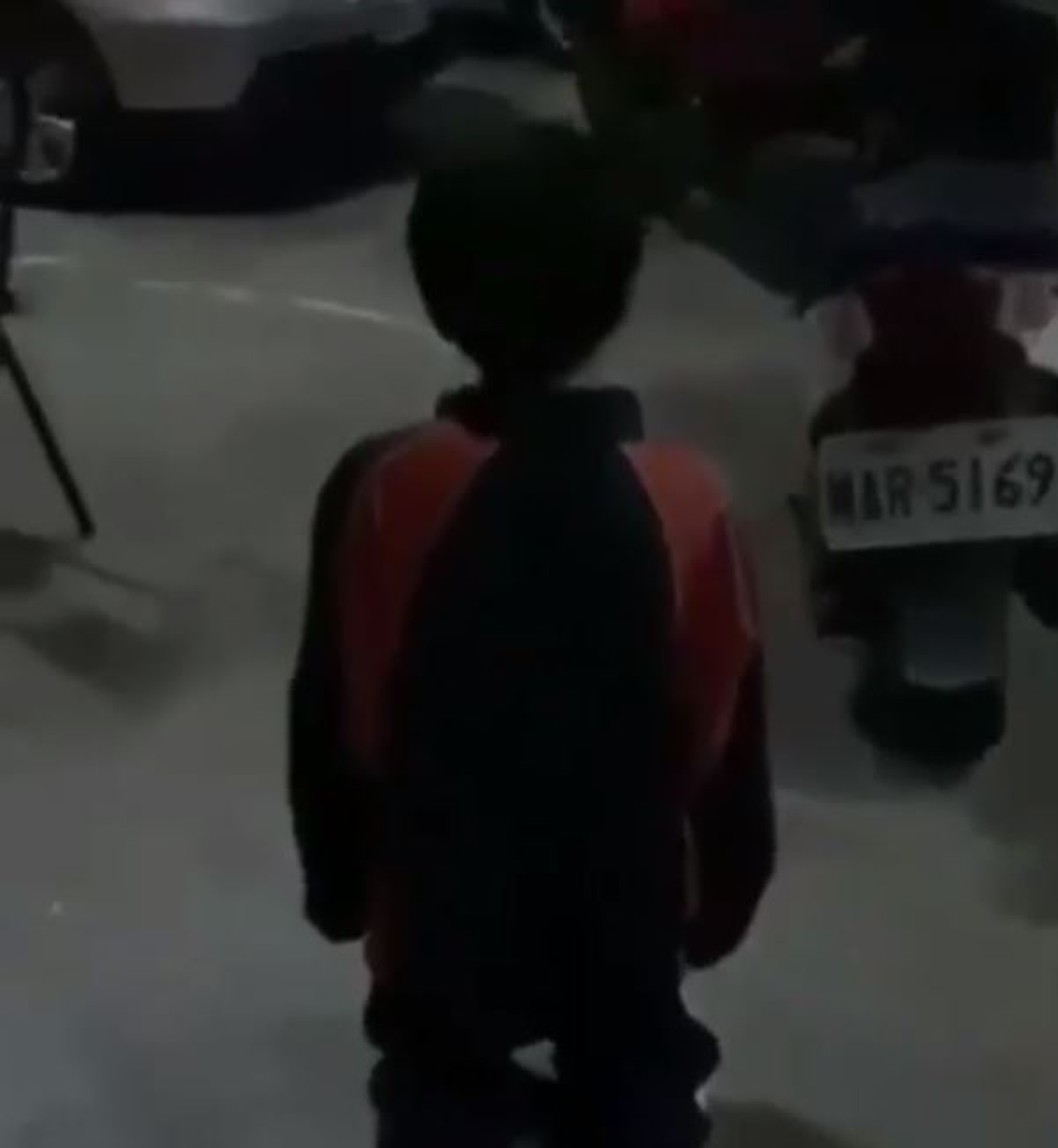 一名國二男學生遭2名男學生拿棍猛打屁股,男學生疼得受不了,不停扭動身軀並哀號。(爆廢公社公開版影片擷圖) 一名國二男學生遭2名男學生拿棍猛打屁股,男學生疼得受不了,不停扭動身軀並哀號。(爆廢公社公開版影片擷圖)