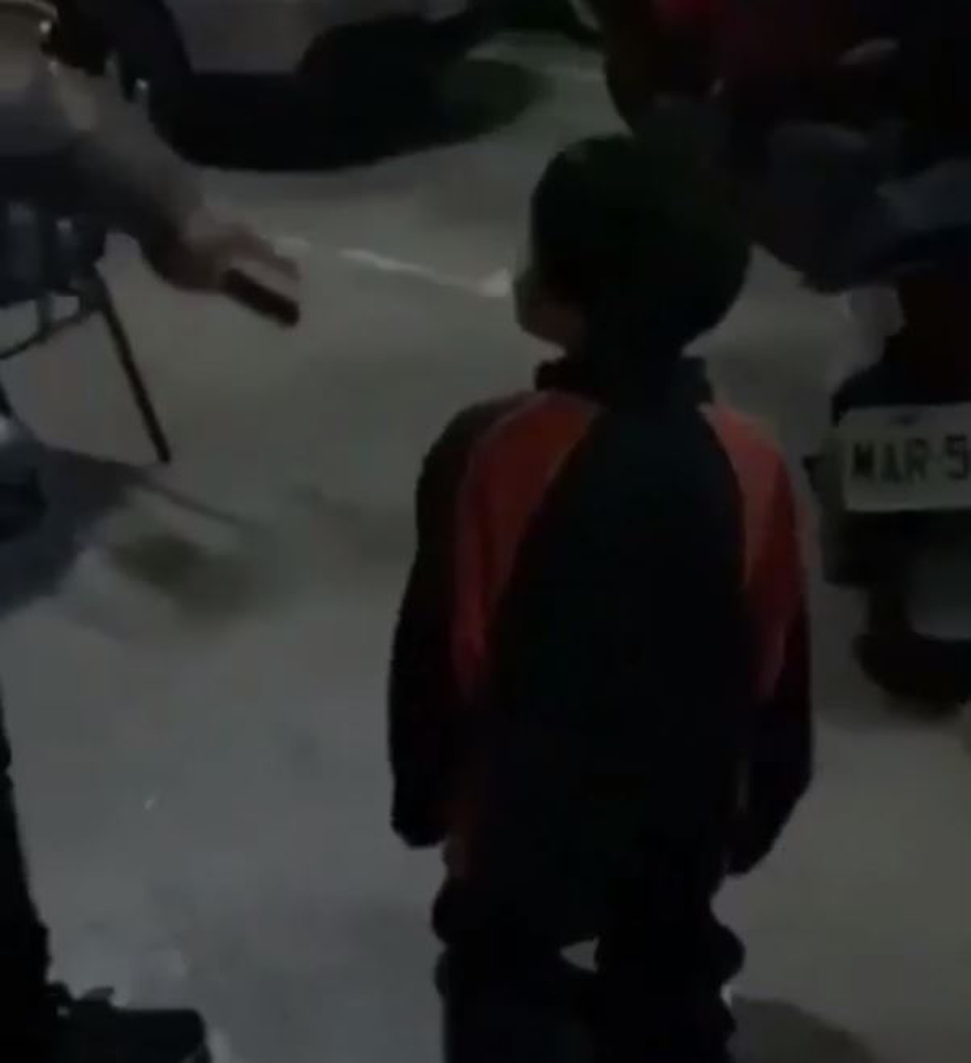 一名國二男學生遭2名男學生拿棍猛打屁股,男學生疼得受不了,不停扭動身軀並哀號。(爆廢公社公開版影片擷圖) 一名國二男學生遭2名男學生拿棍猛打屁股,男學生疼得受不了,不停扭動身軀並哀號。(爆廢公社公開版影片擷圖)