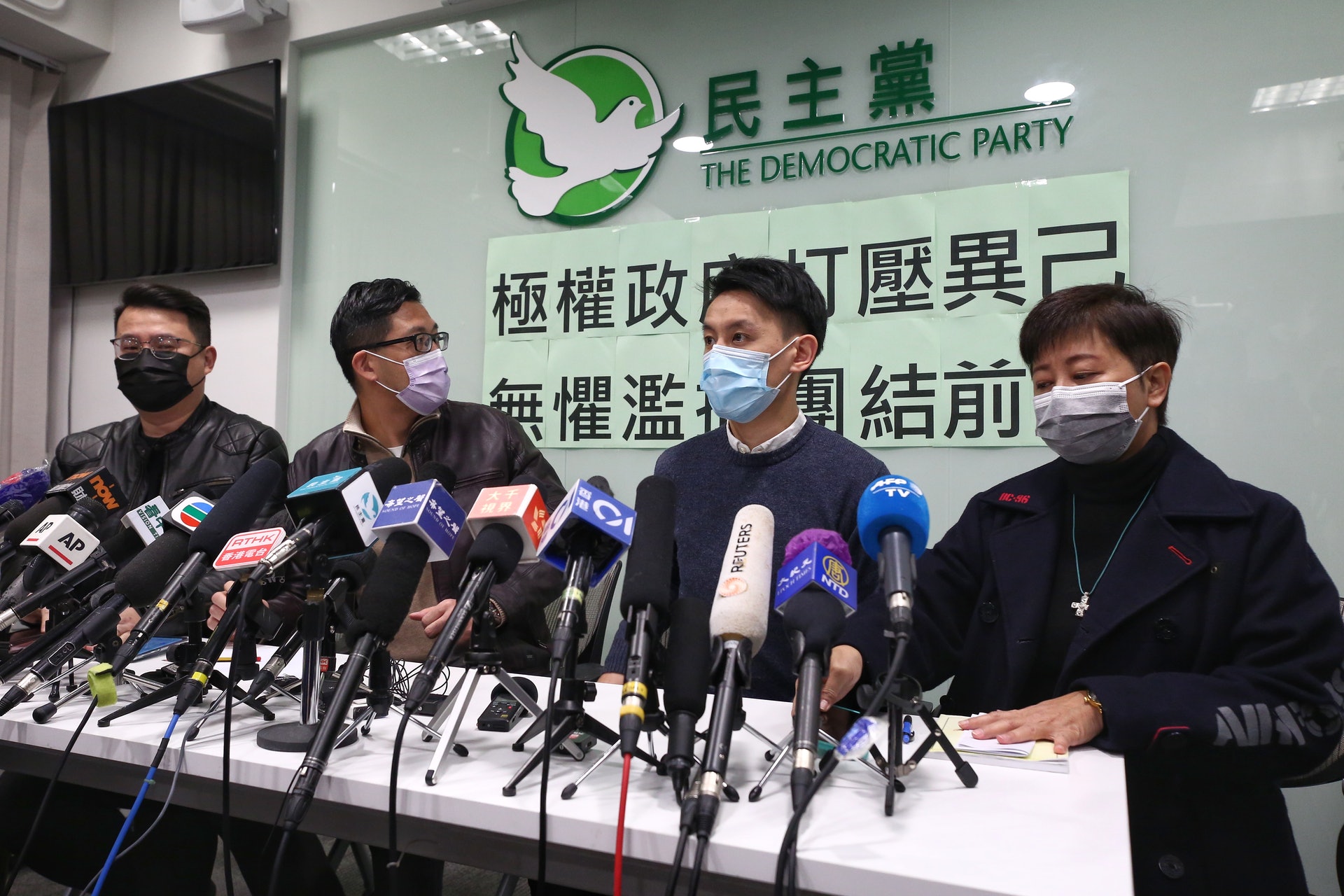 民主黨主席羅健熙、前立法會議員尹兆堅、林卓廷及黃碧雲,在保釋後召開記者會。(張浩維攝) 民主黨主席羅健熙、前立法會議員尹兆堅、林卓廷及黃碧雲,在保釋後召開記者會。(張浩維攝)