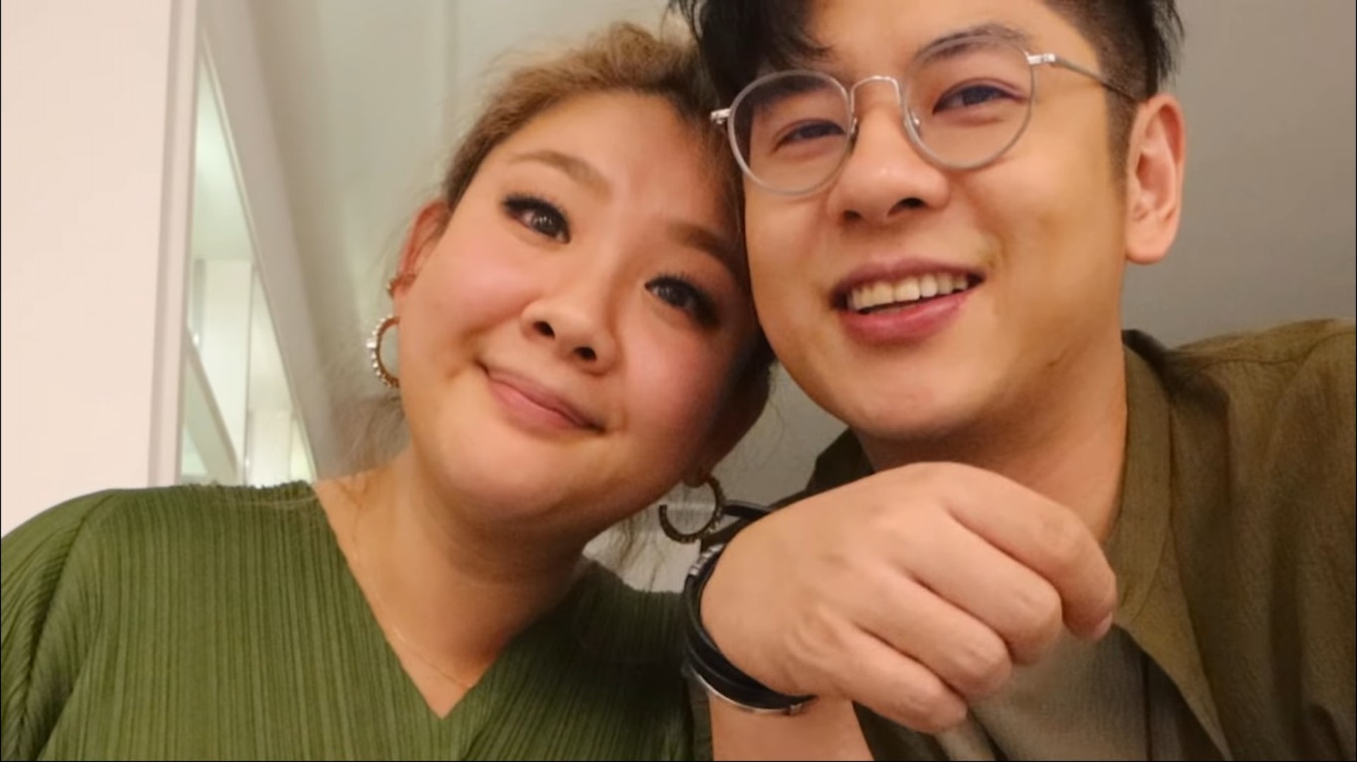 Joyce與許廷鏗相識十年,Joyce特意為對方準備驚喜更拍片與網民分享,同時亦令西半山嘉和苑的千呎豪宅曝光。(影片截圖) Joyce與許廷鏗相識十年,Joyce特意為對方準備驚喜更拍片與網民分享,同時亦令西半山嘉和苑的千呎豪宅曝光。(影片截圖)