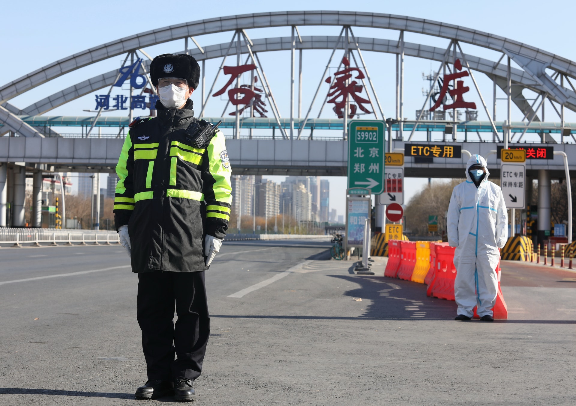 有警察在石家莊市高速公路出入口執勤。(新華社) 有警察在石家莊市高速公路出入口執勤。(新華社)