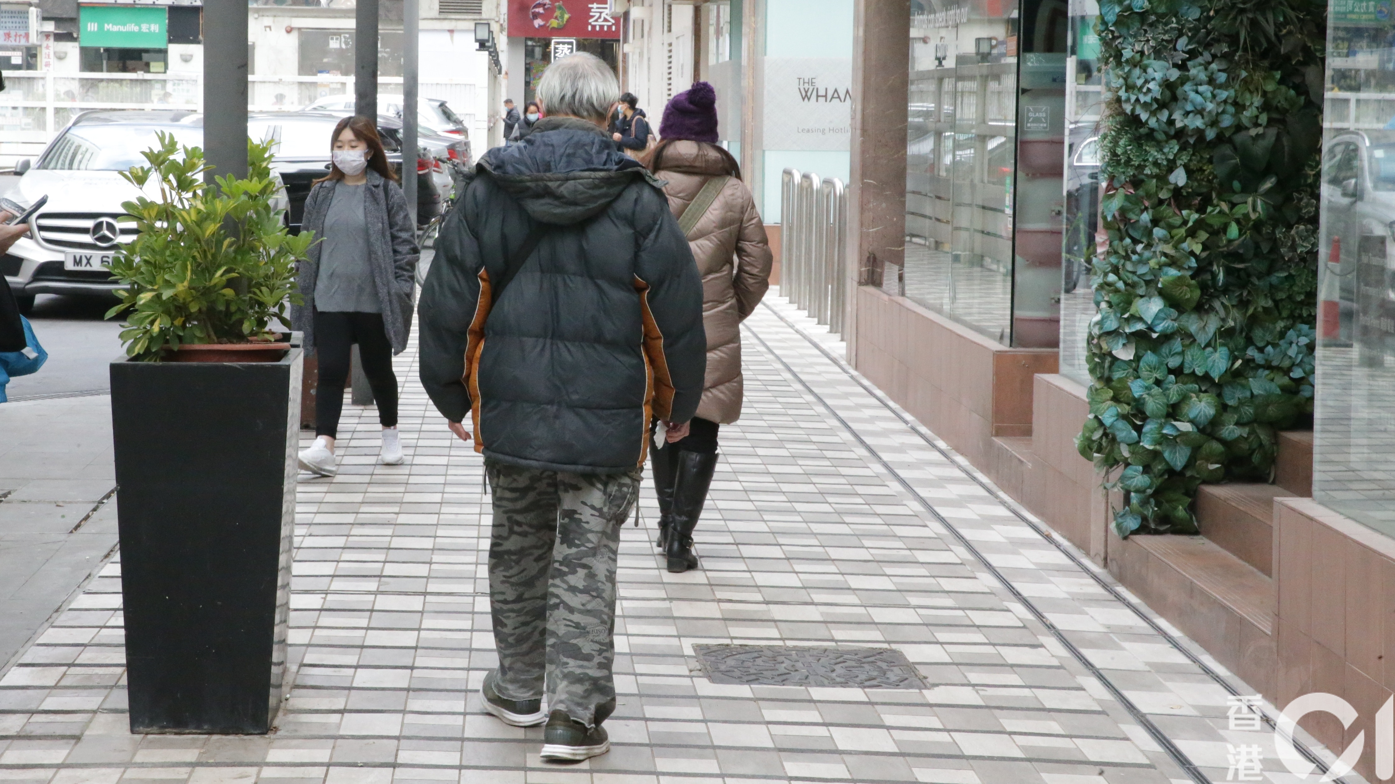 寒冷天氣警告生效，市民外出都穿上厚衣物。（黃偉民攝）