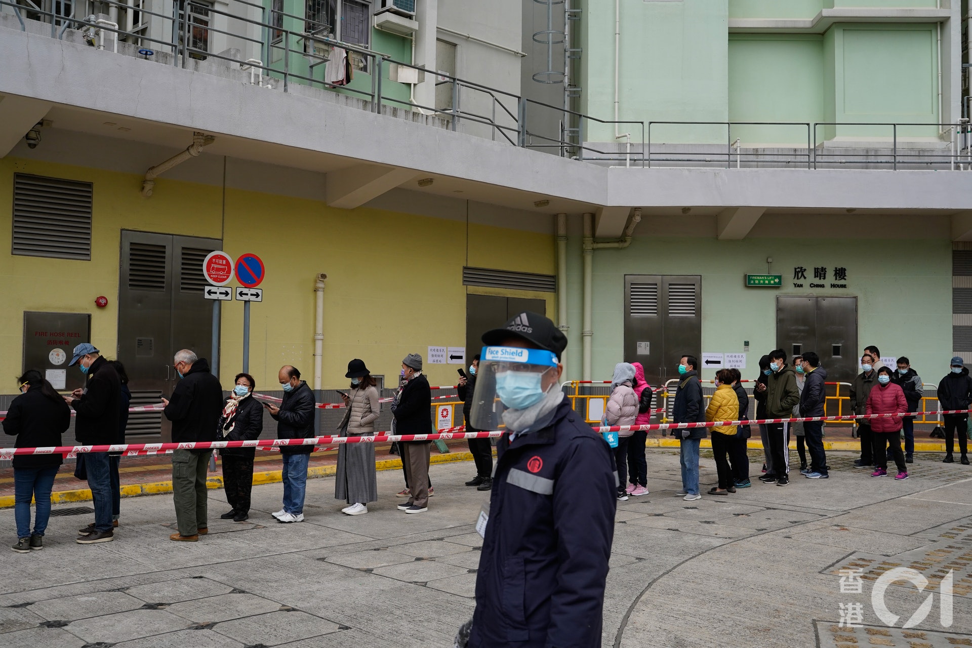 強制檢測|啟晴邨欣晴樓居民冒寒風排隊暖包羽絨齊出動 強制檢測|啟晴邨欣晴樓居民冒寒風排隊暖包羽絨齊出動