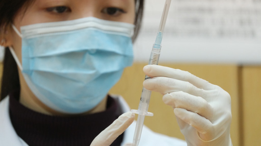 新冠疫苗|歐盟擬限疫苗出口 陳肇始:德國BioNTech疫苗如期抵港 新冠疫苗|歐盟擬限疫苗出口 陳肇始:德國BioNTech疫苗如期抵港