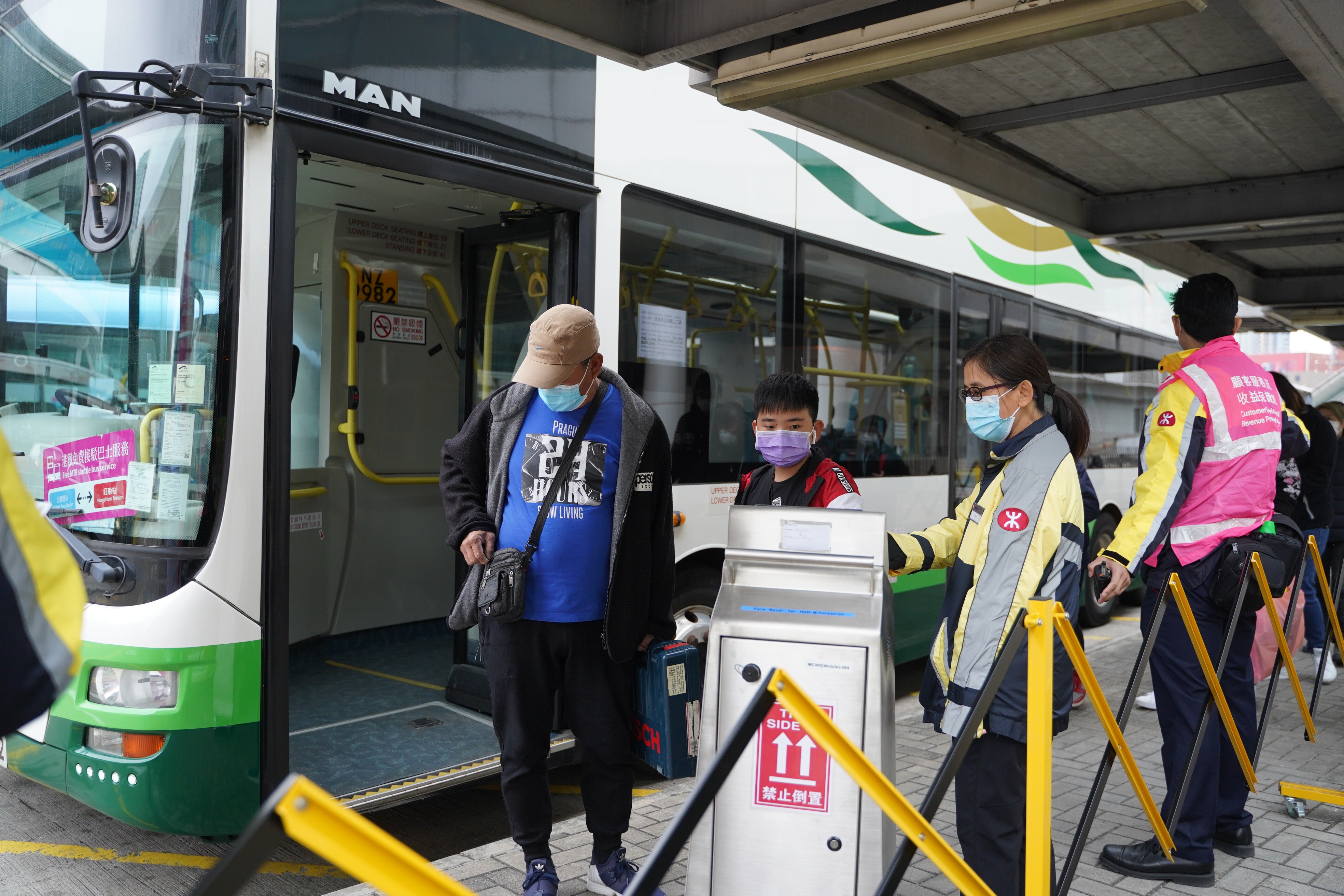 港铁向乘客提供单程车费豁免优惠，市民于乘搭接驳巴士前可于巴士站拍卡，便可换取今日内下一程免车费。（郑子峰摄）