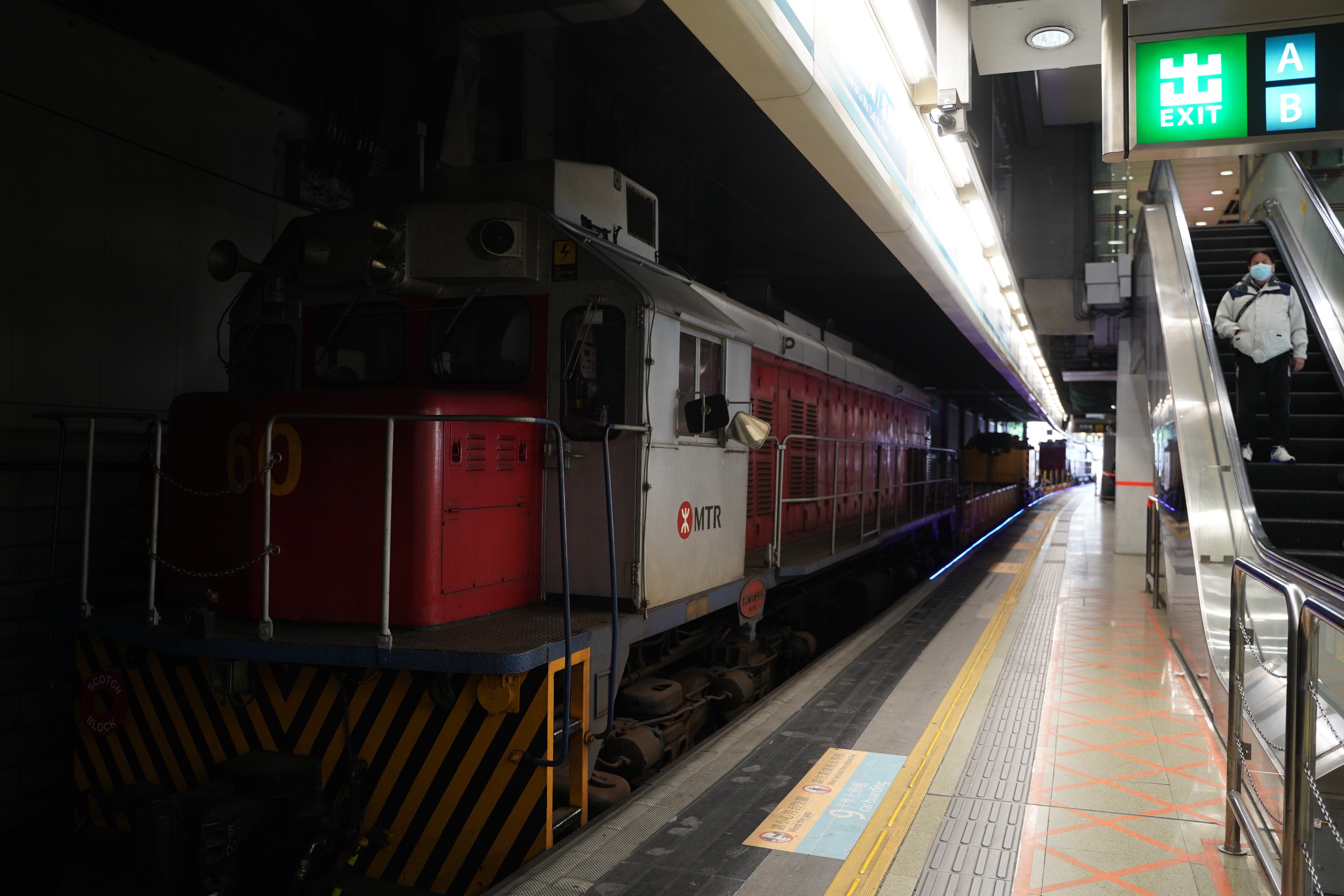 为进行沙中线过海段的新轨道接驳工程，港铁于今日（10日）暂停来往旺角东站与红磡站路段的列车服务。（郑子峰摄）