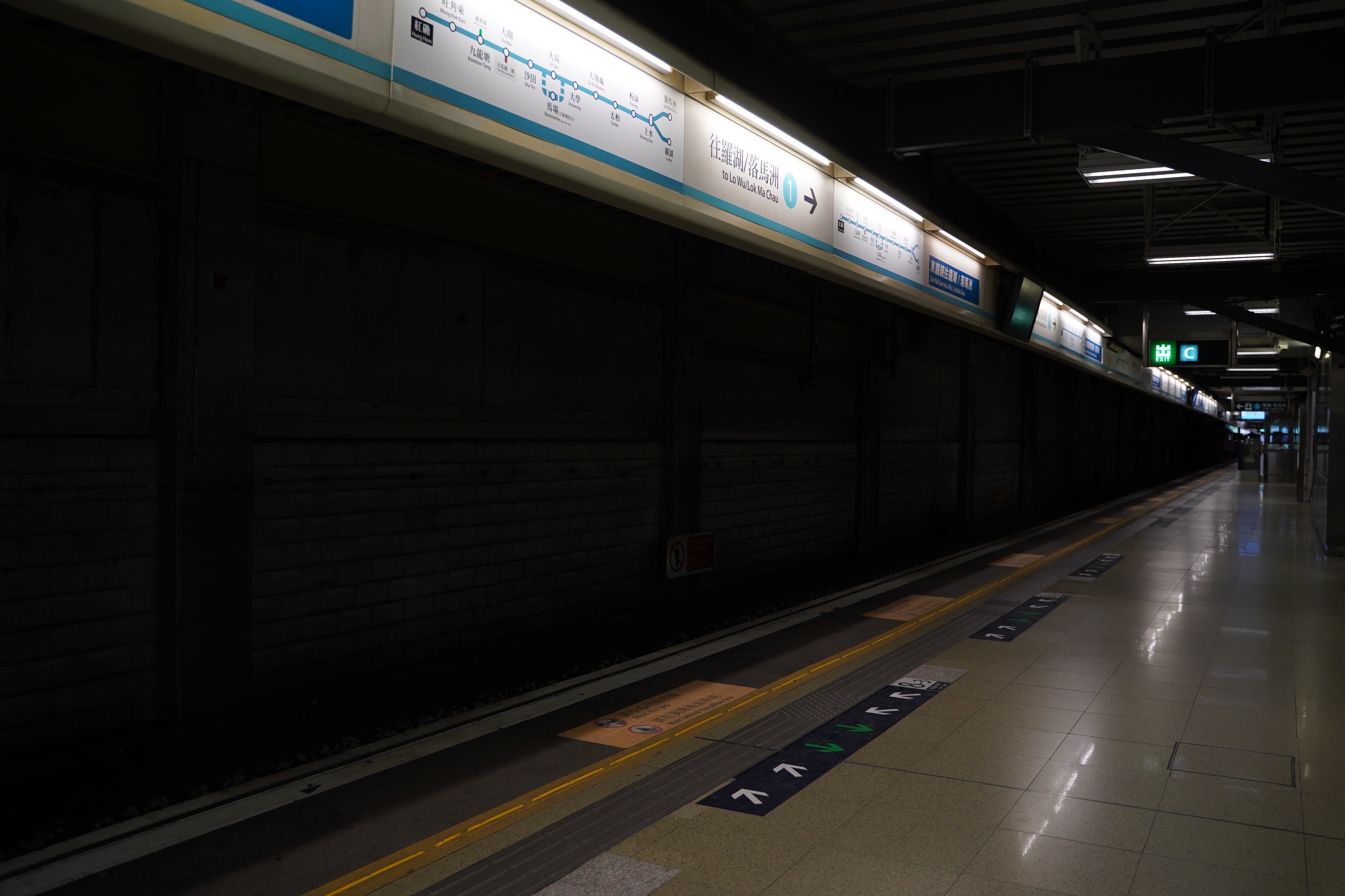 为进行沙中线过海段的新轨道接驳工程，港铁于今日（10日）暂停来往旺角东站与红磡站路段的列车服务。（郑子峰摄）