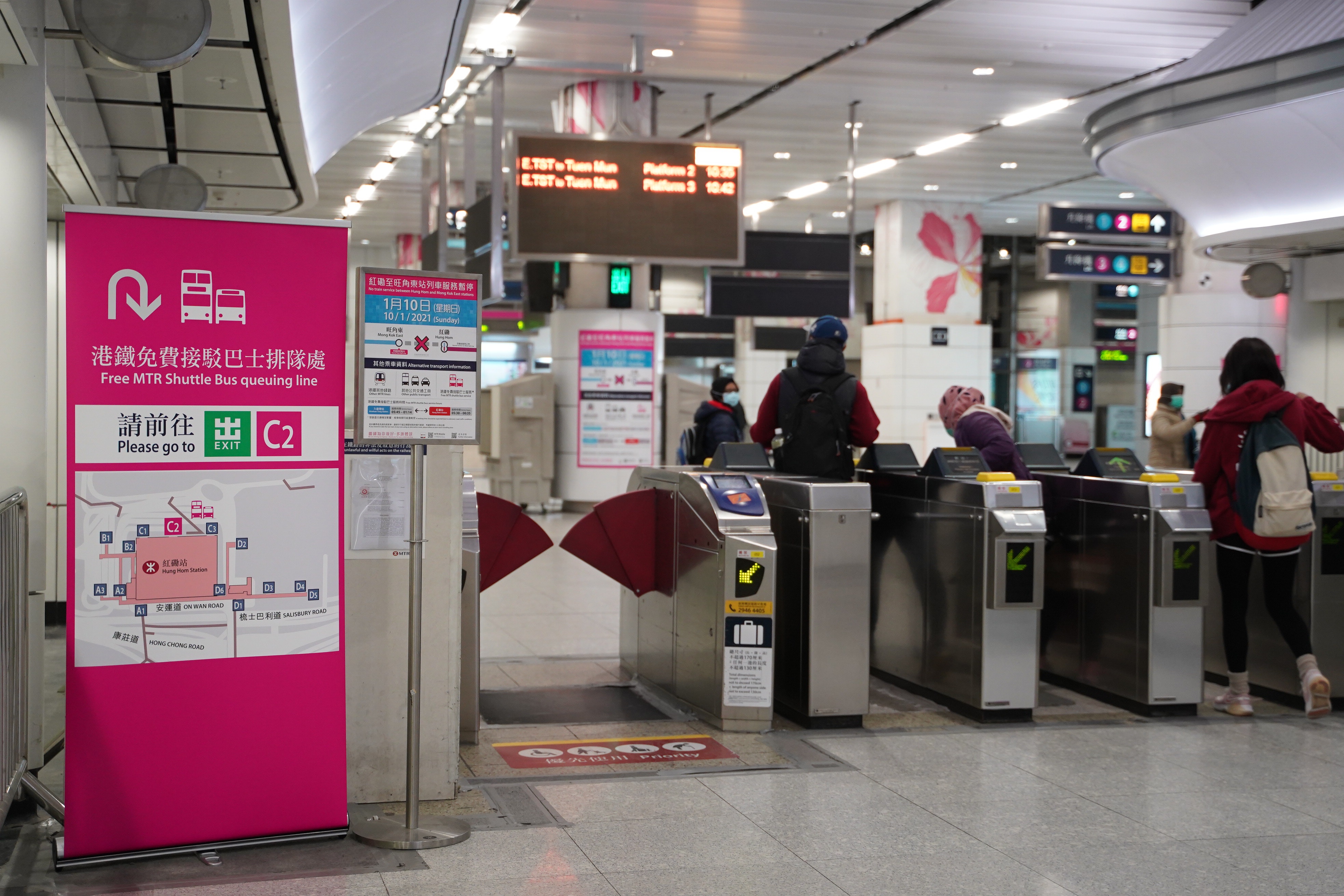 红磡站内贴上大量告示提醒乘客今日车务特别安排，亦有不少职员为乘客提供协助。（郑子峰摄）