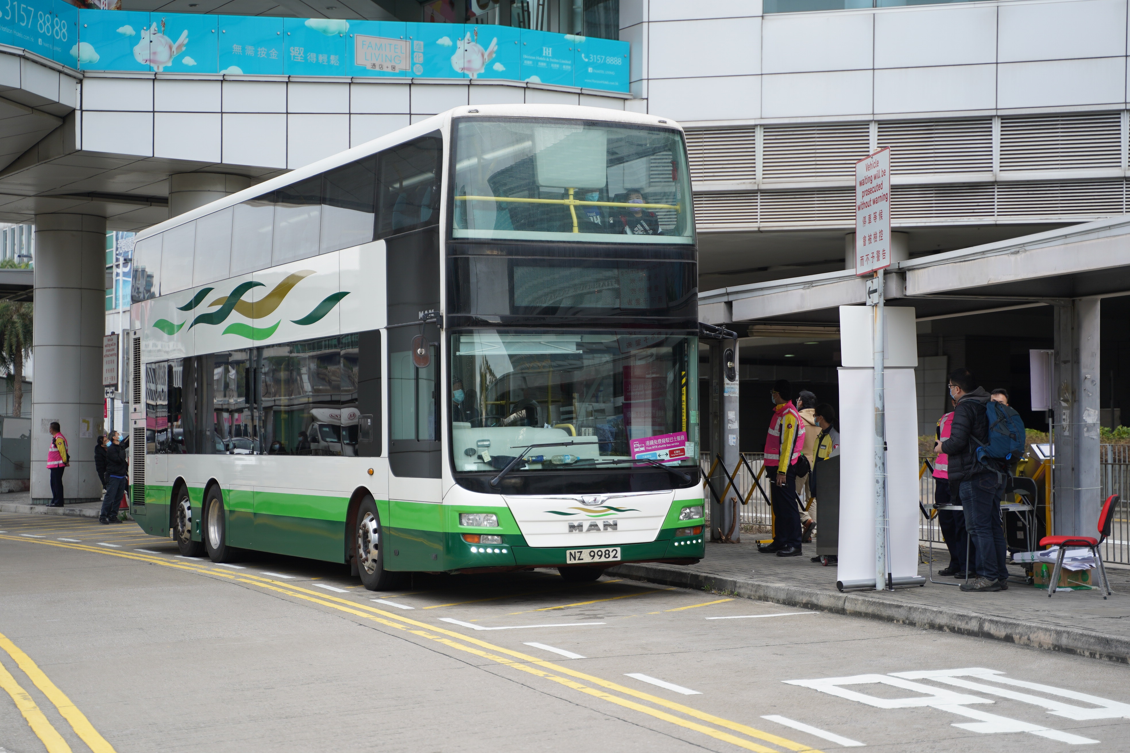 为应付乘客交通需求，港铁于九龙塘站及红磡站提供免费接驳巴士服务。（郑子峰摄）