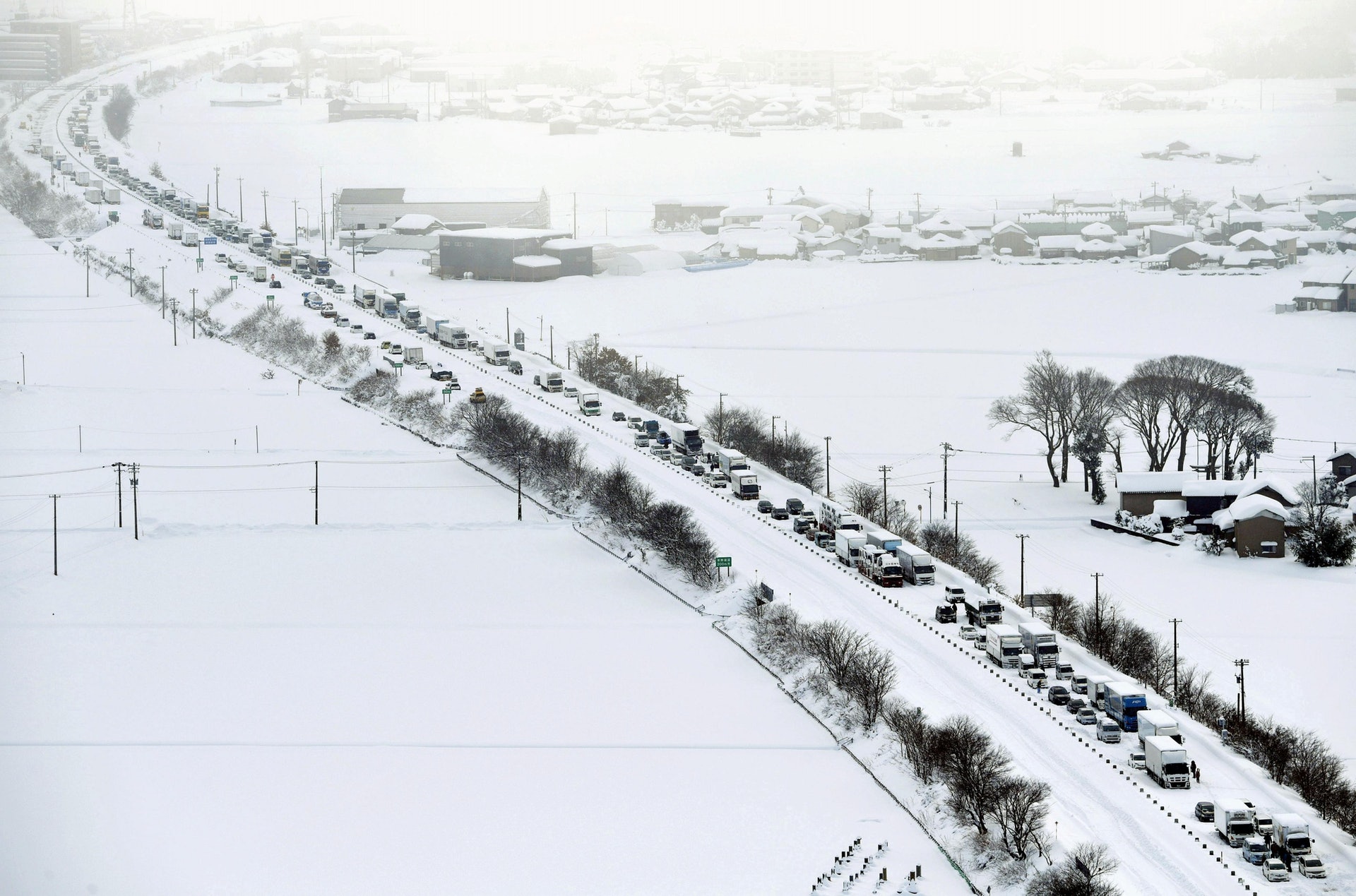 圖為1月10日,車輛被大雪困在日本福井縣的北陸高速公路上。(Reuters) 圖為1月10日,車輛被大雪困在日本福井縣的北陸高速公路上。(Reuters)