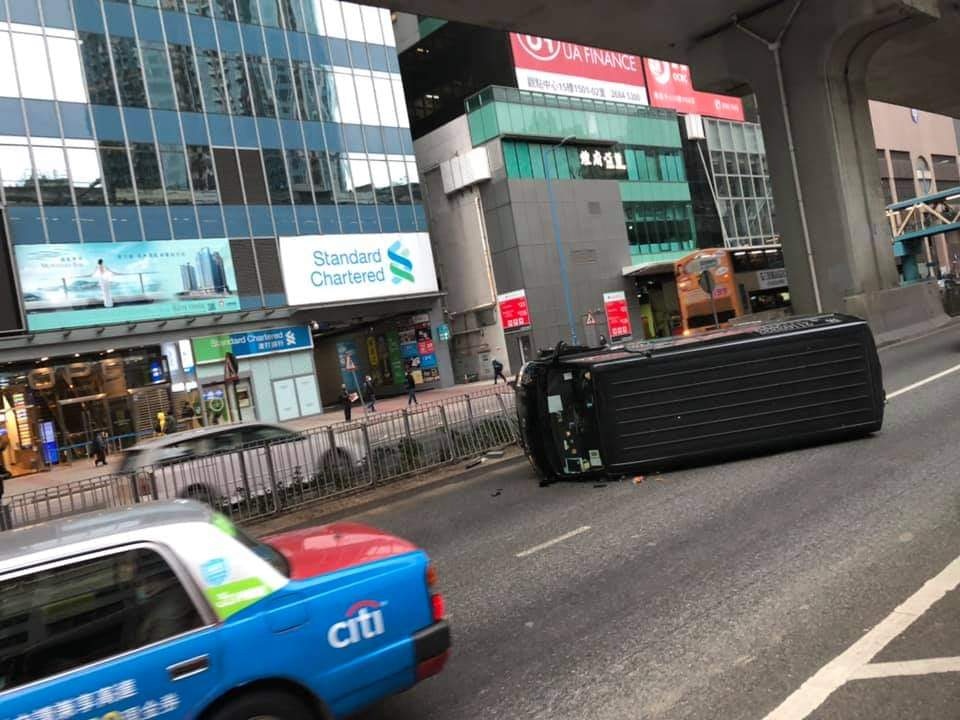 返工注意 觀塘道兩車相撞貨van翻側橫亙路中往油塘方向擠塞 香港01 突發