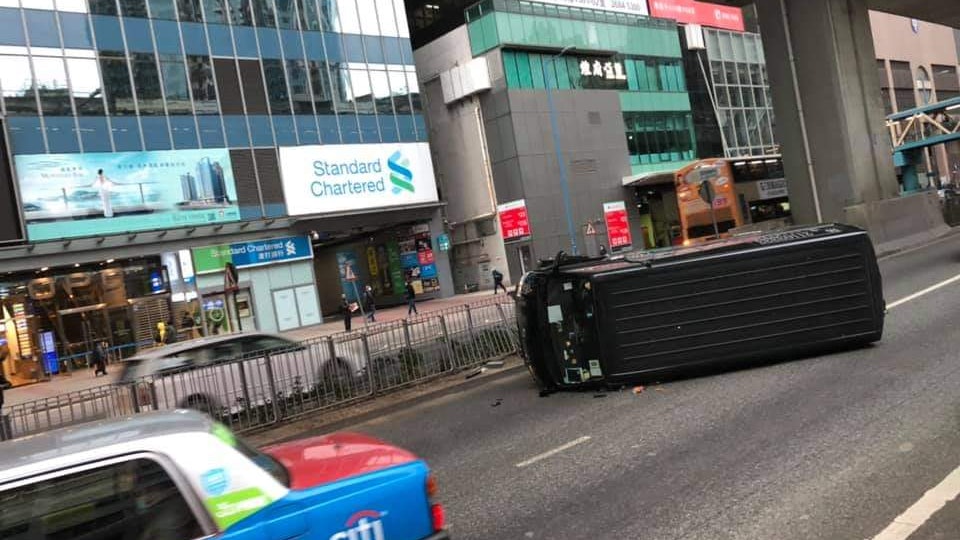 返工注意 觀塘道兩車相撞貨van翻側橫亙路中往油塘方向擠塞 香港01 突發 返工注意 觀塘道兩車相撞貨van翻側橫亙路中往油塘方向擠塞 香港01 突發