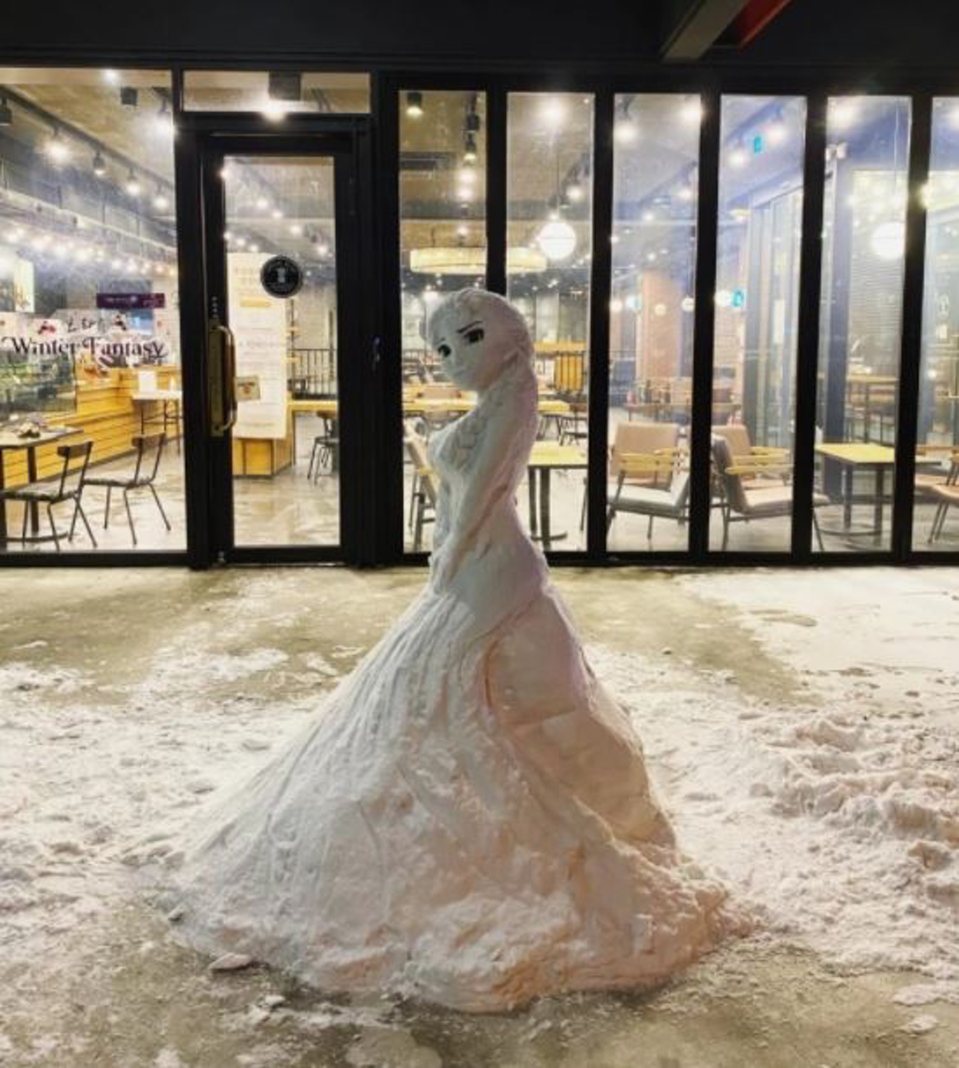 韓國大田大學附近的咖啡店老闆,日前在店外製作Elsa雪人,吸引不少網民慕名前往。(網上圖片) 韓國大田大學附近的咖啡店老闆,日前在店外製作Elsa雪人,吸引不少網民慕名前往。(網上圖片)