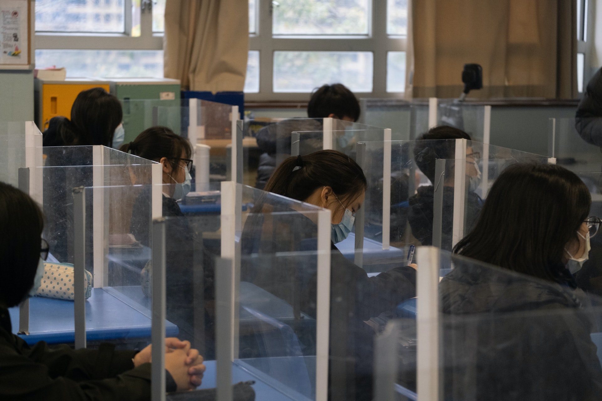 教育局指,如有學校能安排全校教職員定期每兩星期進行病毒檢測,這些學校有條件全校恢復半天面授課堂。(梁鵬威攝/資料圖片) 教育局指,如有學校能安排全校教職員定期每兩星期進行病毒檢測,這些學校有條件全校恢復半天面授課堂。(梁鵬威攝/資料圖片)
