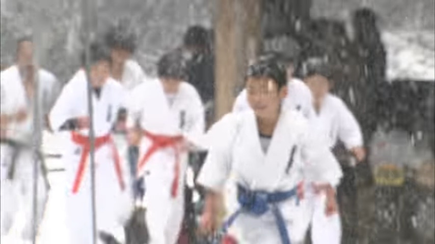 日本空手道中的「寒稽古」。（圖片擷取自︰Youtube，https://youtu.be/kOwpuuk70fw）