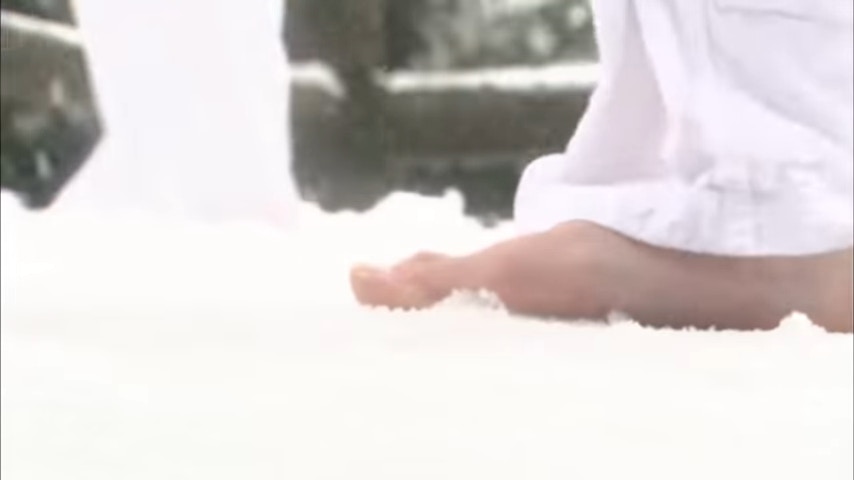 日本空手道中的「寒稽古」。（圖片擷取自︰Youtube，https://youtu.be/kOwpuuk70fw）