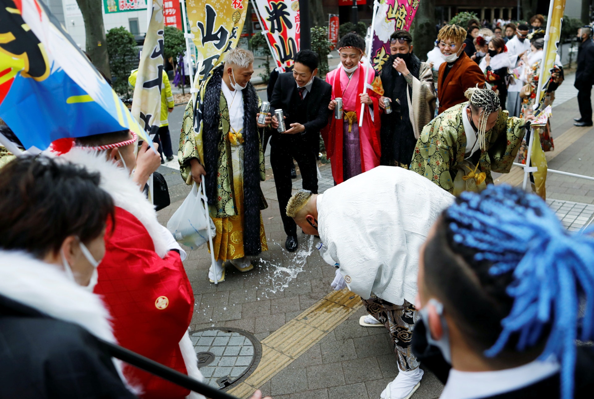 圖為2021年1月11日,日本橫濱市,剛成年的年輕人比拼飲酒。(Issei Kato/路透社) 圖為2021年1月11日,日本橫濱市,剛成年的年輕人比拼飲酒。(Issei Kato/路透社)