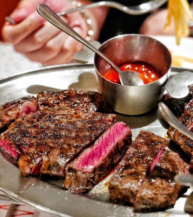 La Vache!餐廳只提供一款餐單「Steak Frites」，是一款在法國常見的牛排料理。(lavachehk@IG)