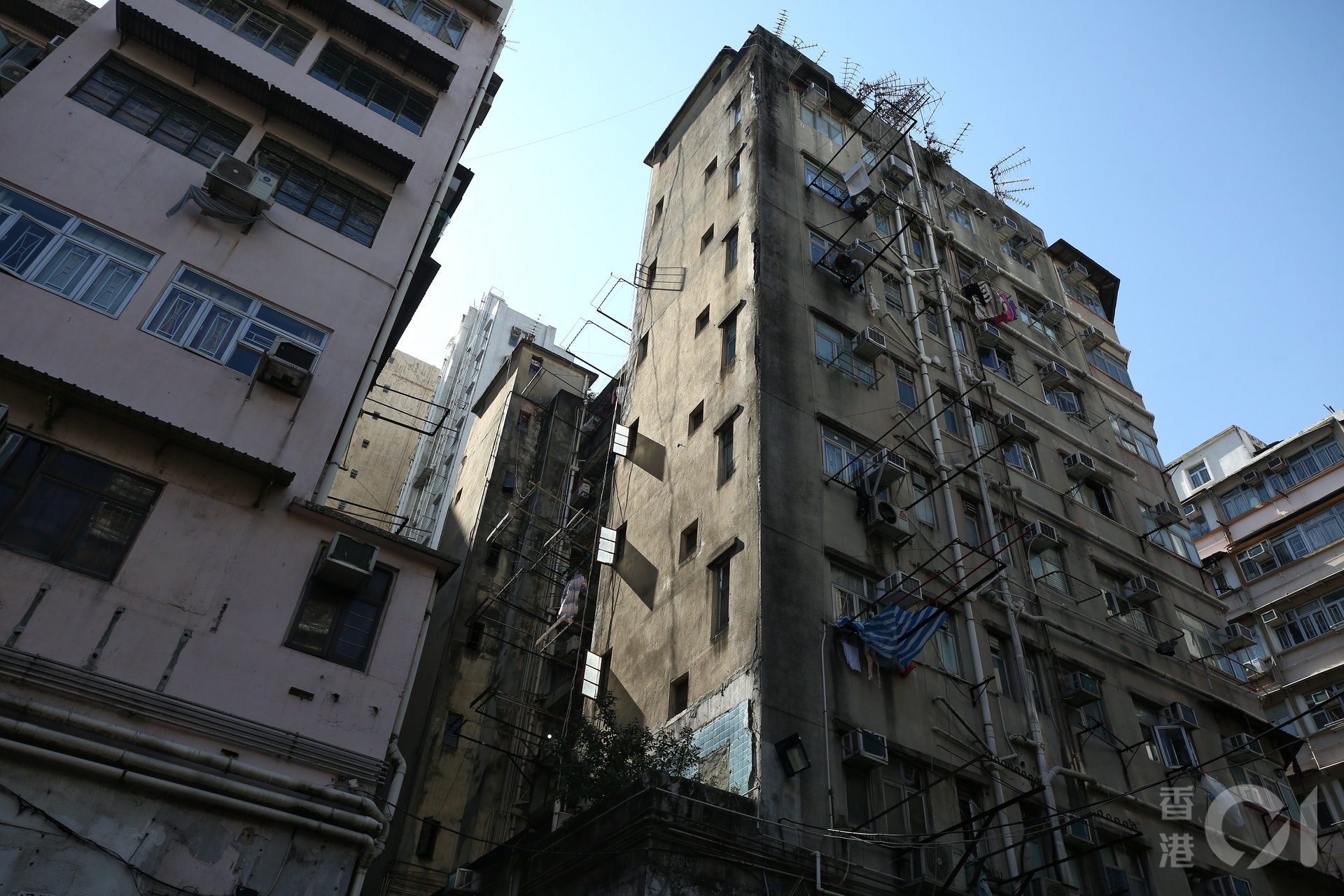 佐敦新填地街26號唐樓近兩周錄得11宗確診個案。(張浩維攝) 佐敦新填地街26號唐樓近兩周錄得11宗確診個案。(張浩維攝)