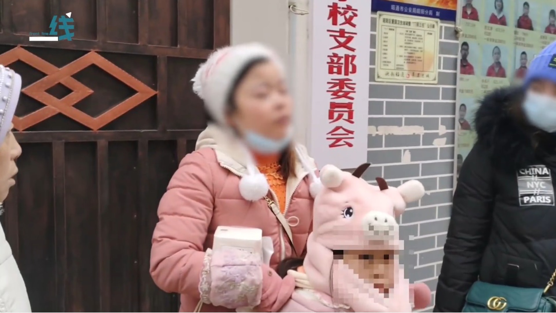 楊女士與女兒小雨到校門外求公道。(影片截圖) 楊女士與女兒小雨到校門外求公道。(影片截圖)